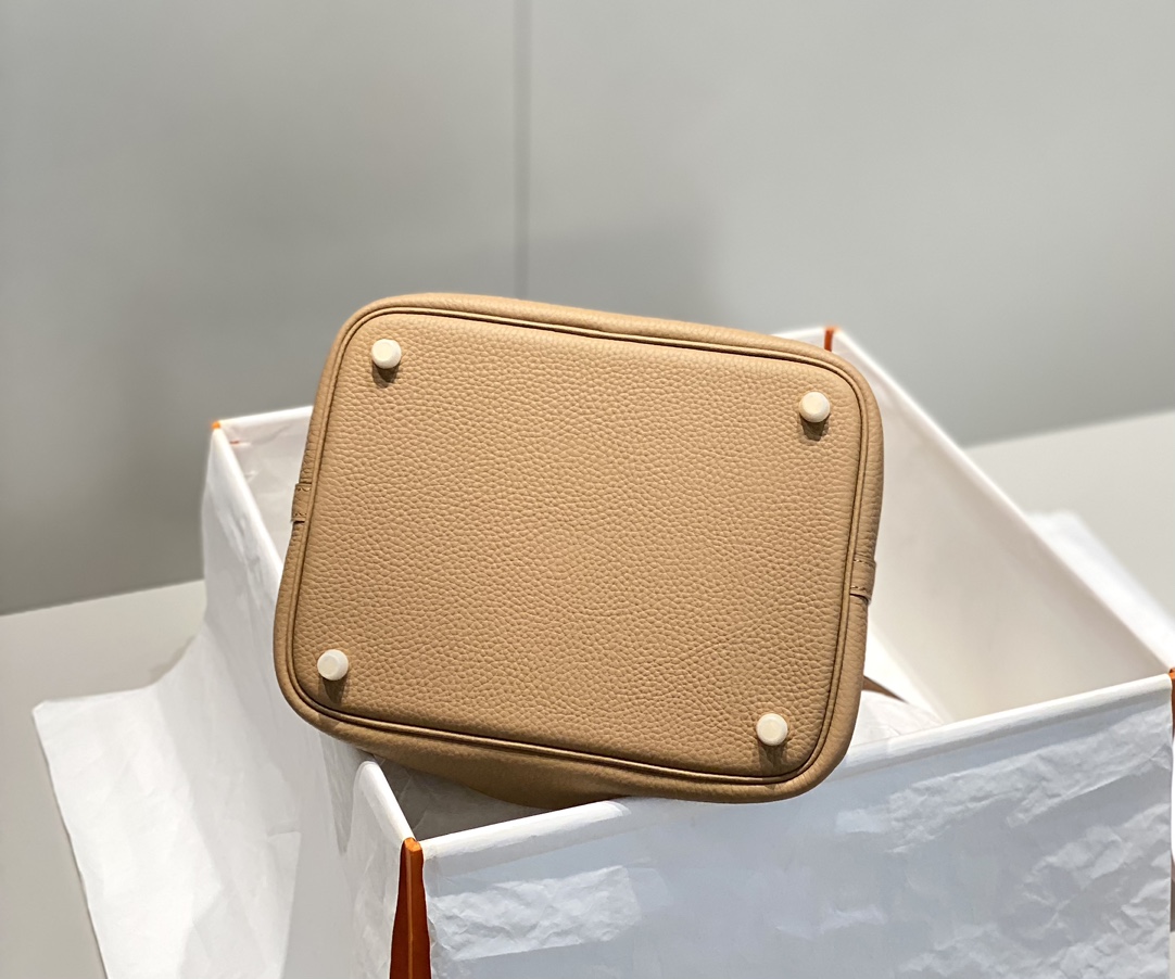 Hermès Luxury Designer Handbag Shoulder Crossbody Bag crafted in premium 4