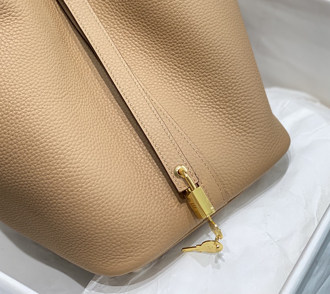 Hermès Luxury Designer Handbag Shoulder Crossbody Bag crafted in premium 6
