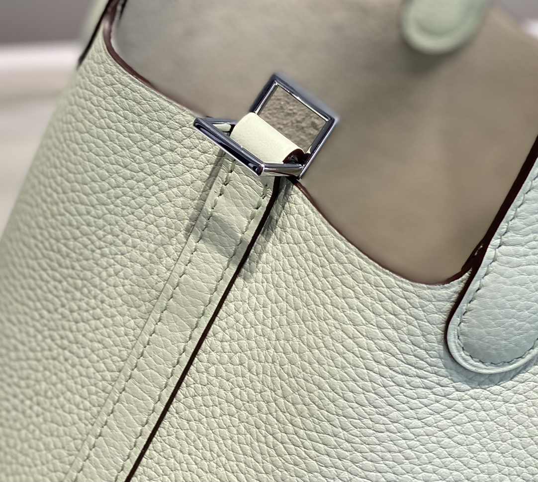 Hermès Luxury Designer Handbag Shoulder Crossbody Bag crafted in premium 7