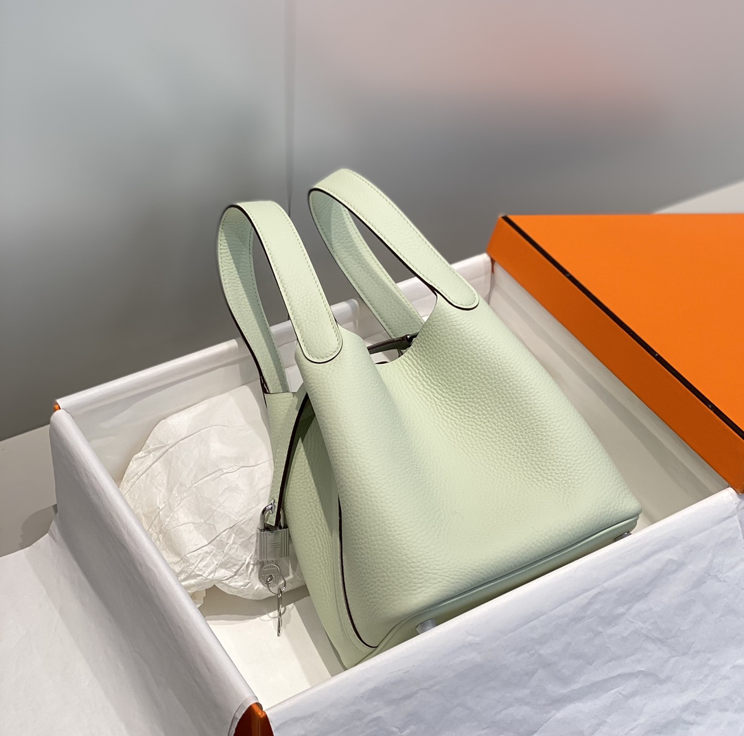 Hermès Luxury Designer Handbag Shoulder Crossbody Bag crafted in premium 3