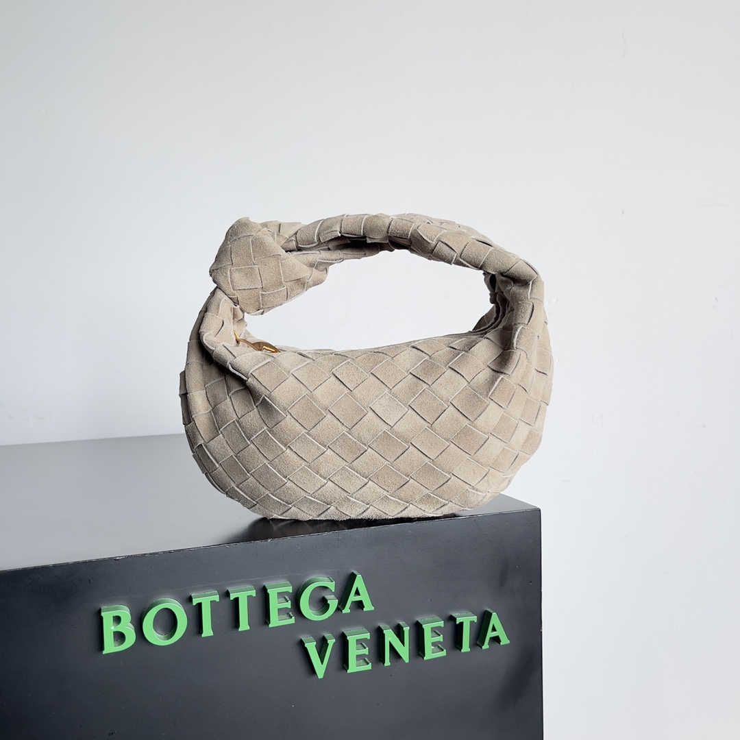 Bottega veneta͙.———\n最新款编织打结hobo \n    顶级小羊皮皮质很软，包形独特特别实用耐装，保留了传统的编织元素的同时多了几分张扬～ 采用羊皮手工编织制作 拉链开合 弧形无缝结构 搭配起来毫不费力 力荐  市场最高端欢迎来对比\n         【出厂均配全套包装】\nsize：xxcm。   型号：