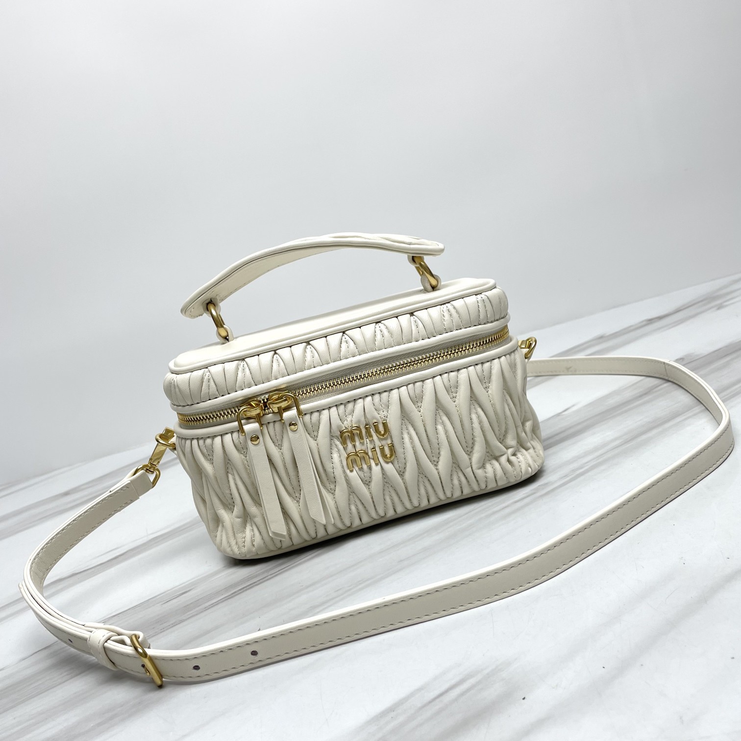 P700 Miumiu de piel original, nuevo producto 5BH226: Nuevo bolso de mano tipo neceser, con piel de oveja importada, el …