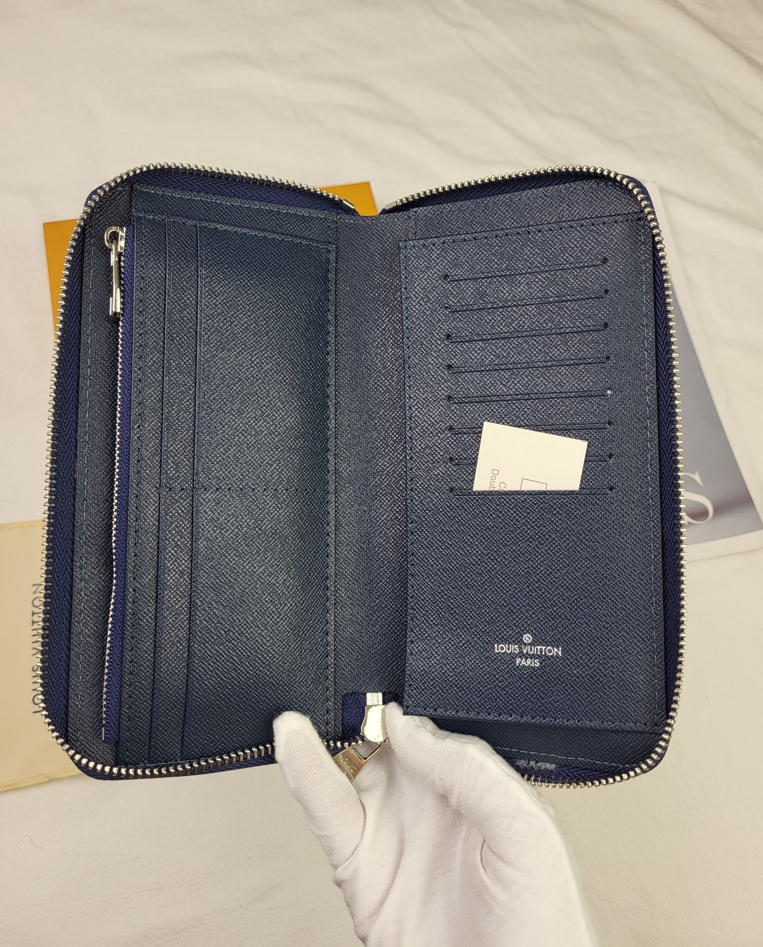 Color options of the zip wallet