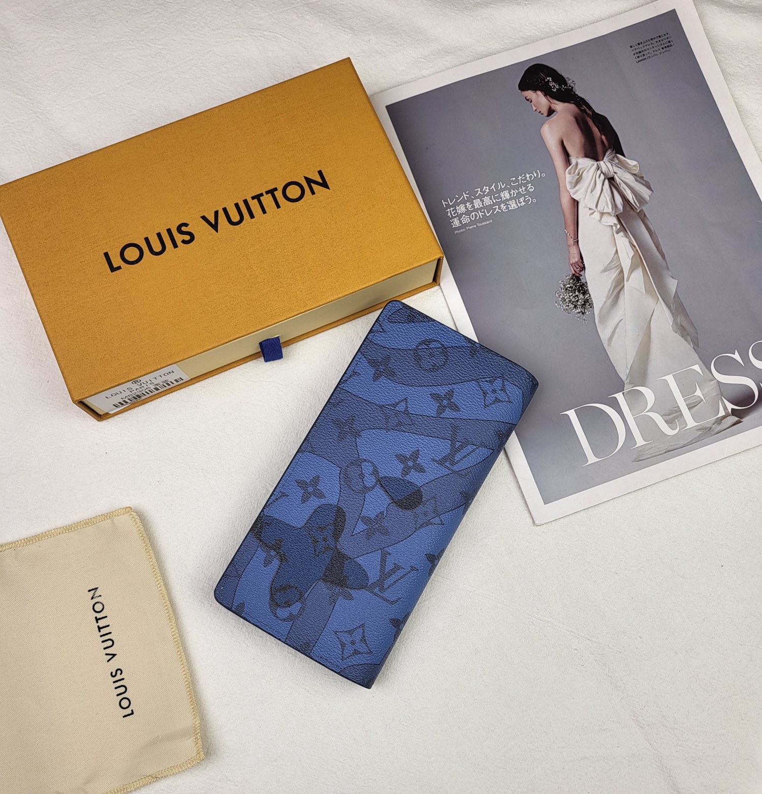 Open view of the leather bifold wallet with cards and cash