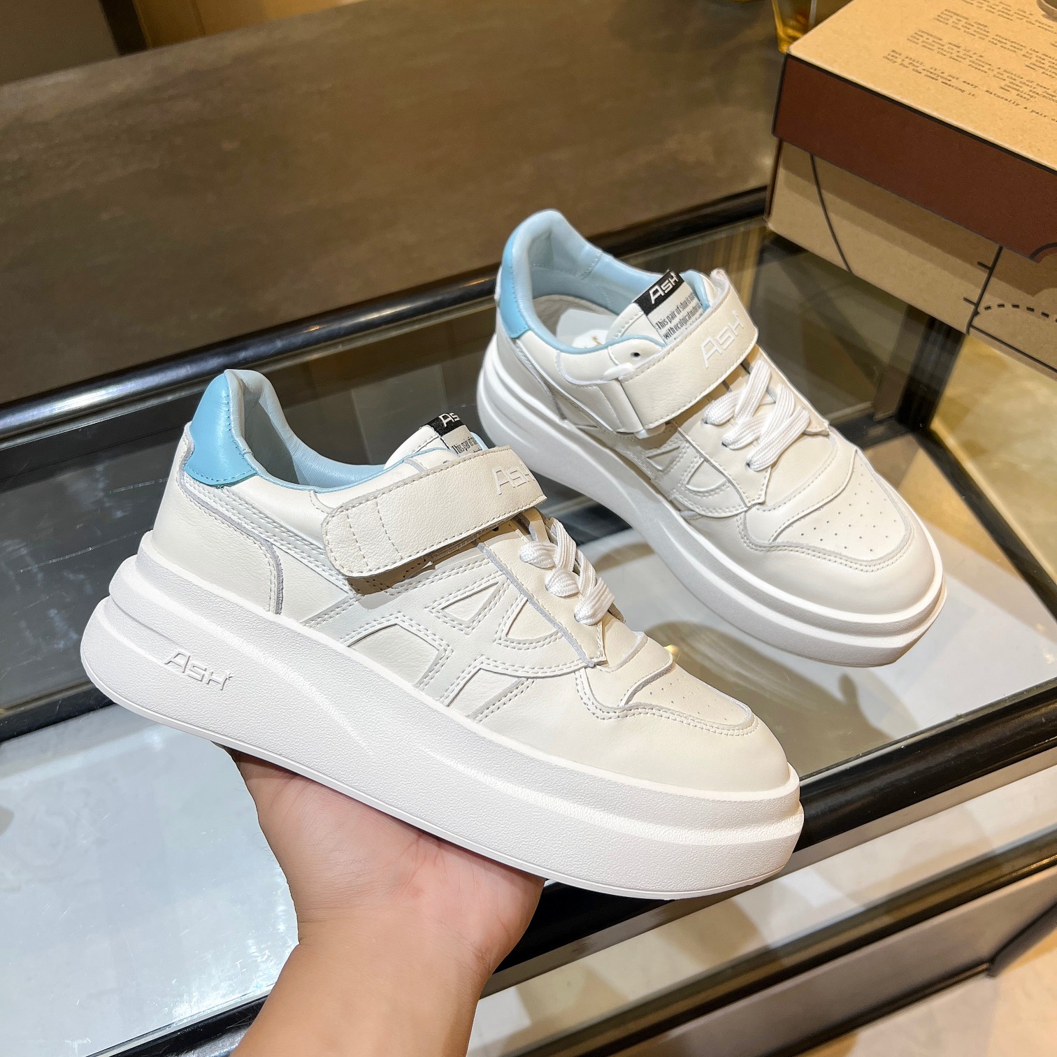 NO:559739,New ASH [Fireworks]... The same style as the autumn star [celebration] casual series, simple design of punched and breathable shoe body, with light rebound and increased sole. Rubber foam outsole, lining sheepskin, color black, pink, apricot, blue size 35-40 (customized for 40, non-refundable), casual shoes/sports shoes, sneakers, sheepskin19860909上新ASH[烟花]… 秋季明星同款[庆祝]休闲系列,简约设计的冲孔透气鞋身,搭配轻盈回弹增高鞋底. 鞋底橡胶发泡大底 内里羊皮 颜色黑色,粉色,杏色,兰色 size35-40（40定做不退换）,休闲鞋/运动鞋,sneakers,sheepskin,Women's Shoes