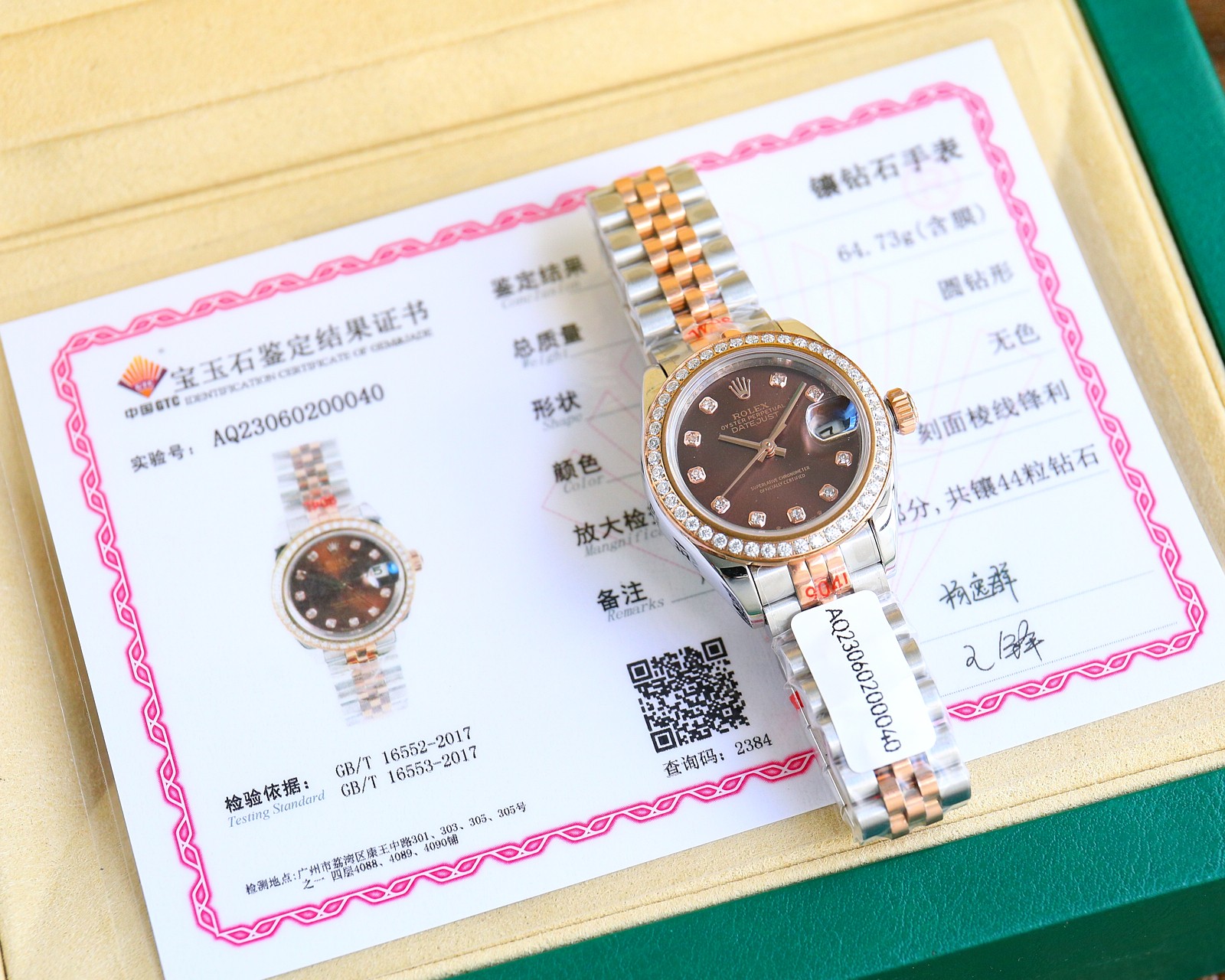 NO:143021,Rolex women's log type 28mm log series, women's log type Oyster case is a model of sturdy and elegant, perfect proportion. It uses 316L stainless steel to forge the stainless steel watch case, which has high corrosion resistance. This super alloy is not only very durable and easy to polish. Even in the most extreme environment, its beauty remains unabated. The original imported eta2671 movement from Switzerland, the triangle pit bottom cover is tightened by special tools, so that the case is completely sealed. The winding crown adopts a double-buckle lock double waterproof system, which is firmly tightened to the case, making it more waterproof. The outer ring is inlaid with 42 vs-grade real diamonds, and the mirror is made of scratch-resistant sapphire, installed at 3 o'clock There is a small window convex lens for easy reading of dates. The waterproof Oyster case of women's log-type diary gives the best protection for high-precision movements. The new concealed connection method of the watch strap and the outer ring ensures that the visual effect of seamless connection between the strap and the case is achieved. The redesigned commemorative strap is equipped with a new generation of concealed crown buckle, opened with the articulated Rolex crown logo. The Oyster strap style is equipped with a folding Oyster buckle. The Rolex classic women's watch has always been synonymous with elegant style and precise timepieces. It condenses the elegant temperament and unique functions of the diary in a small and exquisite case, which is more suitable for women's slender wrists, with a full set of packaging, and a good gift style! ,,rolex19860909批,劳力士女装日志型28㎜日志系列,女装日志型的蚝式表壳是坚固优雅、完美比例的典范,采用316L不锈钢来锻造不锈钢腕表表壳,具备高抗腐蚀性,这种超合金不仅非常耐用且易于磨光,即使在最极端的环境,其美态依然不减,瑞士原装进口eta2671机芯,三角坑纹底盖以专用工具的旋紧,使表壳完全密封,上链表冠采用双扣锁双重防水系统,牢固旋紧于表壳,使得更加防水,外圈镶嵌42颗vs级真钻,镜面则以抗刮损蓝宝石制造,3点钟位置装有小窗凸透镜,方便读取日期,女装日志型的防水蚝式表壳给予高精准机芯最佳防护,腕表表带和外圈底下的崭新隐蔽连接方式,确保表带和表壳之间达到无缝连接的视觉效果,重新设计的纪念型表带配有新一代隐蔽式皇冠带扣,以铰接的劳力士皇冠标志开启,蚝式表带款式则配备摺叠蚝式带扣,劳力士经典女装腕表,一直是优雅风格与精准时计的代名词,将日志型的高雅气质与独特功能凝聚在一个小巧玲珑的表壳里,更适合女性纤细的手腕,配全套包装,送礼佳款！,,rolex,Watch