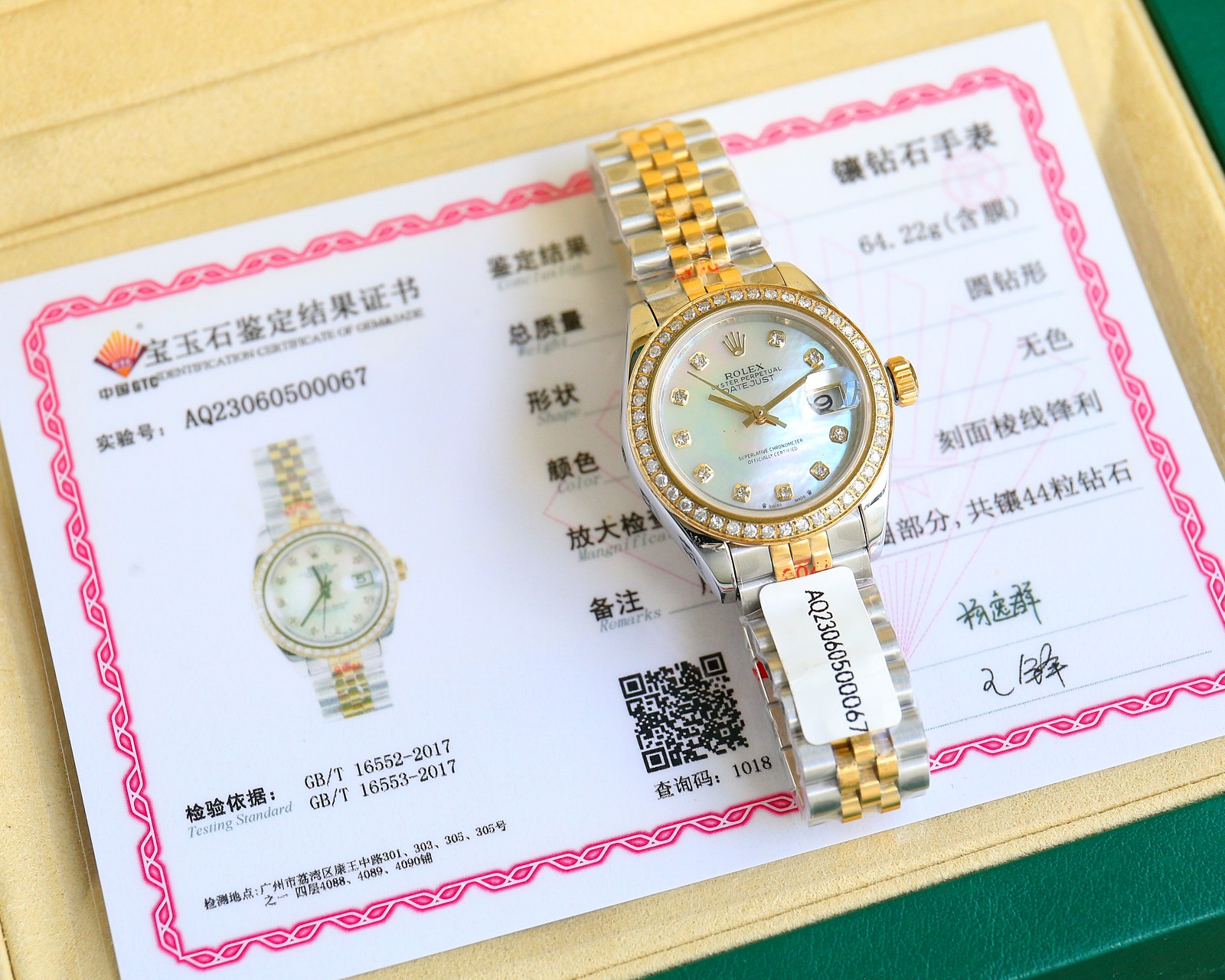 NO:143275,Rolex women's log type 28mm log series, women's log type Oyster case is a model of sturdy and elegant, perfect proportion. It uses 316L stainless steel to forge the stainless steel watch case, which has high corrosion resistance. This super alloy is not only very durable and easy to polish. Even in the most extreme environment, its beauty remains unabated. The original imported eta2671 movement from Switzerland, the triangle pit bottom cover is tightened by special tools, so that the case is completely sealed. The winding crown adopts a double-buckle lock double waterproof system, which is firmly tightened to the case, making it more waterproof. The outer ring is inlaid with 42 vs-grade real diamonds, and the mirror is made of scratch-resistant sapphire, installed at 3 o'clock There is a small window convex lens for easy reading of dates. The waterproof Oyster case of women's log-type diary gives the best protection for high-precision movements. The new concealed connection method of the watch strap and the outer ring ensures that the visual effect of seamless connection between the strap and the case is achieved. The redesigned commemorative strap is equipped with a new generation of concealed crown buckle, opened with the articulated Rolex crown logo. The Oyster strap style is equipped with a folding Oyster buckle. The Rolex classic women's watch has always been synonymous with elegant style and precise timepieces. It condenses the elegant temperament and unique functions of the diary in a small and exquisite case, which is more suitable for women's slender wrists, with a full set of packaging, and a good gift style! ,,rolex19860909批,劳力士女装日志型28㎜日志系列,女装日志型的蚝式表壳是坚固优雅、完美比例的典范,采用316L不锈钢来锻造不锈钢腕表表壳,具备高抗腐蚀性,这种超合金不仅非常耐用且易于磨光,即使在最极端的环境,其美态依然不减,瑞士原装进口eta2671机芯,三角坑纹底盖以专用工具的旋紧,使表壳完全密封,上链表冠采用双扣锁双重防水系统,牢固旋紧于表壳,使得更加防水,外圈镶嵌42颗vs级真钻,镜面则以抗刮损蓝宝石制造,3点钟位置装有小窗凸透镜,方便读取日期,女装日志型的防水蚝式表壳给予高精准机芯最佳防护,腕表表带和外圈底下的崭新隐蔽连接方式,确保表带和表壳之间达到无缝连接的视觉效果,重新设计的纪念型表带配有新一代隐蔽式皇冠带扣,以铰接的劳力士皇冠标志开启,蚝式表带款式则配备摺叠蚝式带扣,劳力士经典女装腕表,一直是优雅风格与精准时计的代名词,将日志型的高雅气质与独特功能凝聚在一个小巧玲珑的表壳里,更适合女性纤细的手腕,配全套包装,送礼佳款！,,rolex,Watch