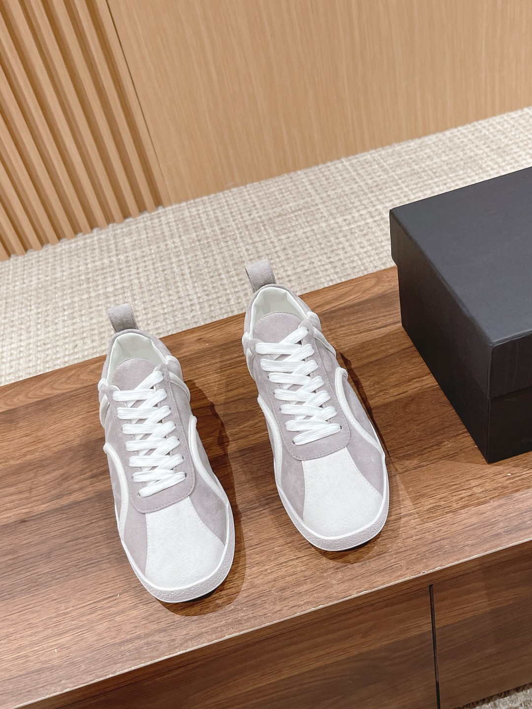 “725 TOTEME Stylish Leisure and Sports Shoes: Classic Design with Sheepskin, Customizable Size” - 图片 1