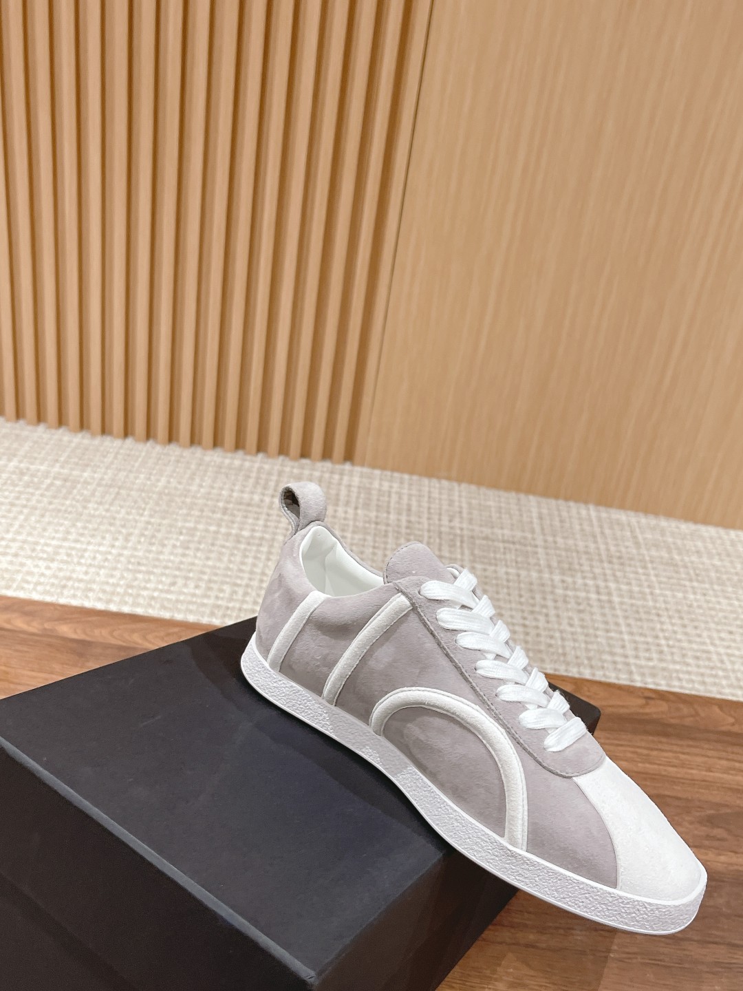 “725 TOTEME Stylish Leisure and Sports Shoes: Classic Design with Sheepskin, Customizable Size” - 图片 3