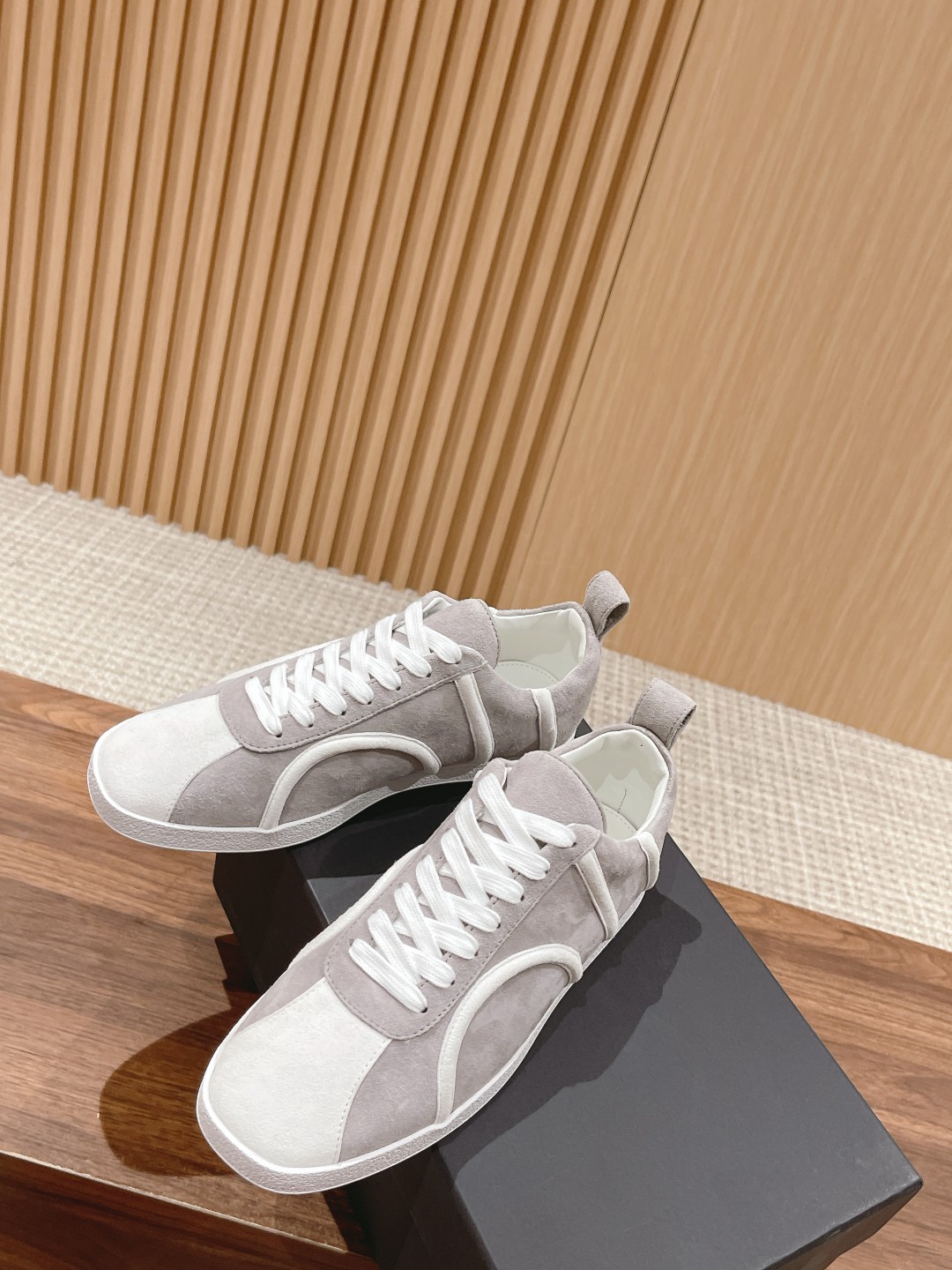 “725 TOTEME Stylish Leisure and Sports Shoes: Classic Design with Sheepskin, Customizable Size” - 图片 4