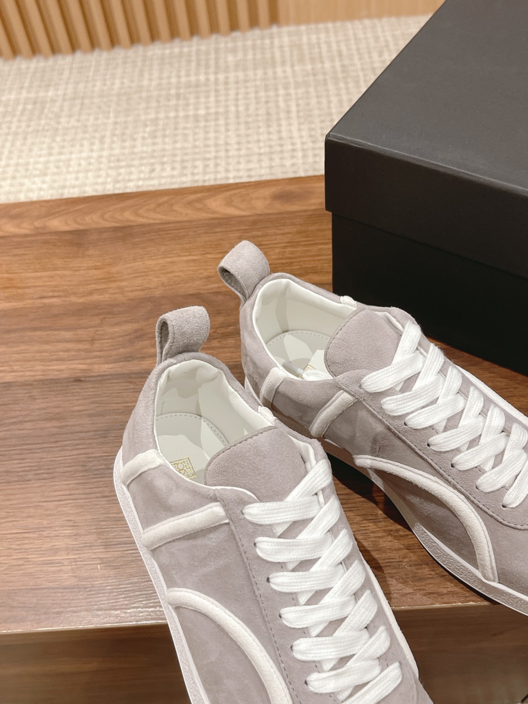 “725 TOTEME Stylish Leisure and Sports Shoes: Classic Design with Sheepskin, Customizable Size” - 图片 6