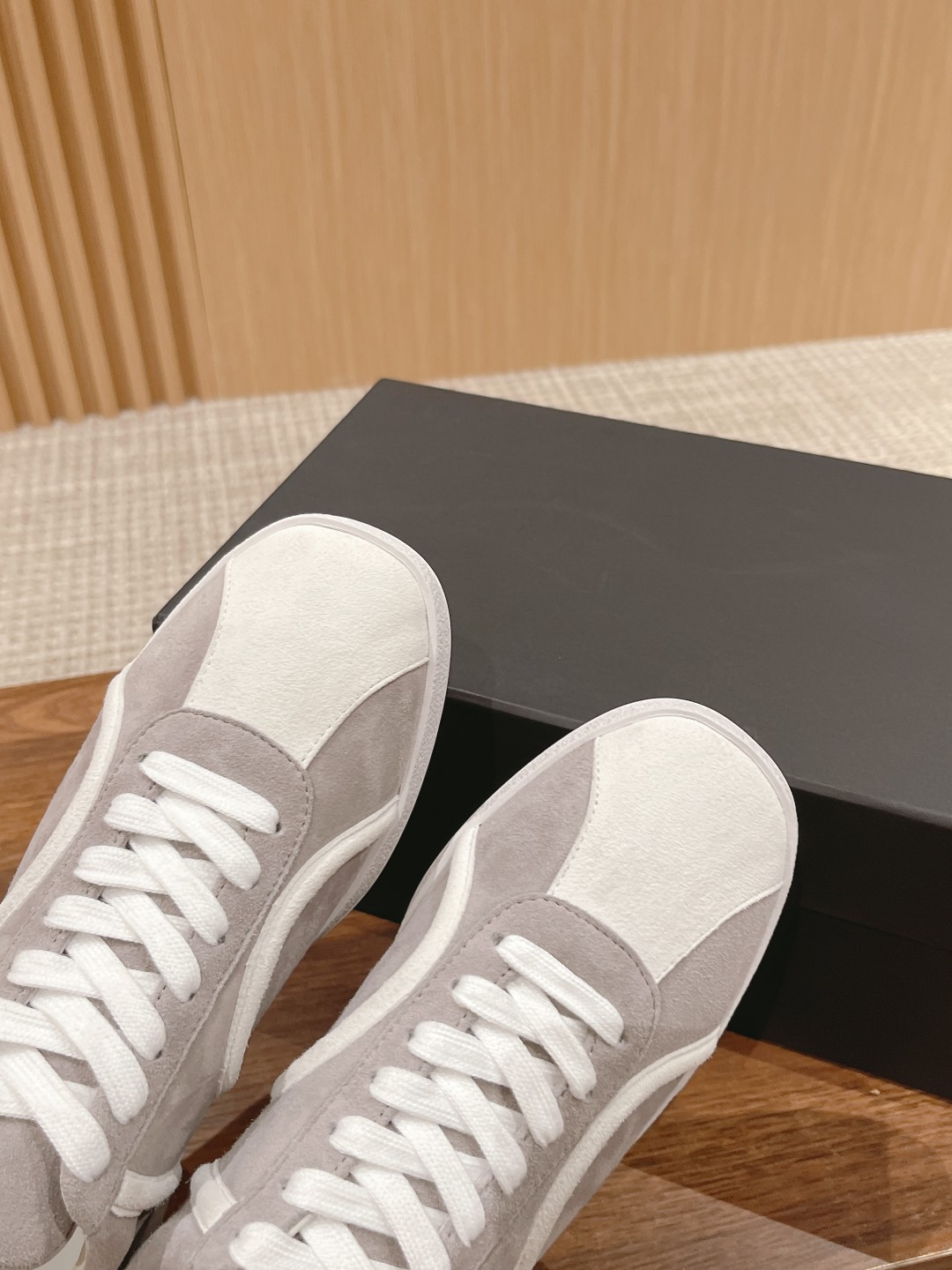 “725 TOTEME Stylish Leisure and Sports Shoes: Classic Design with Sheepskin, Customizable Size” - 图片 7