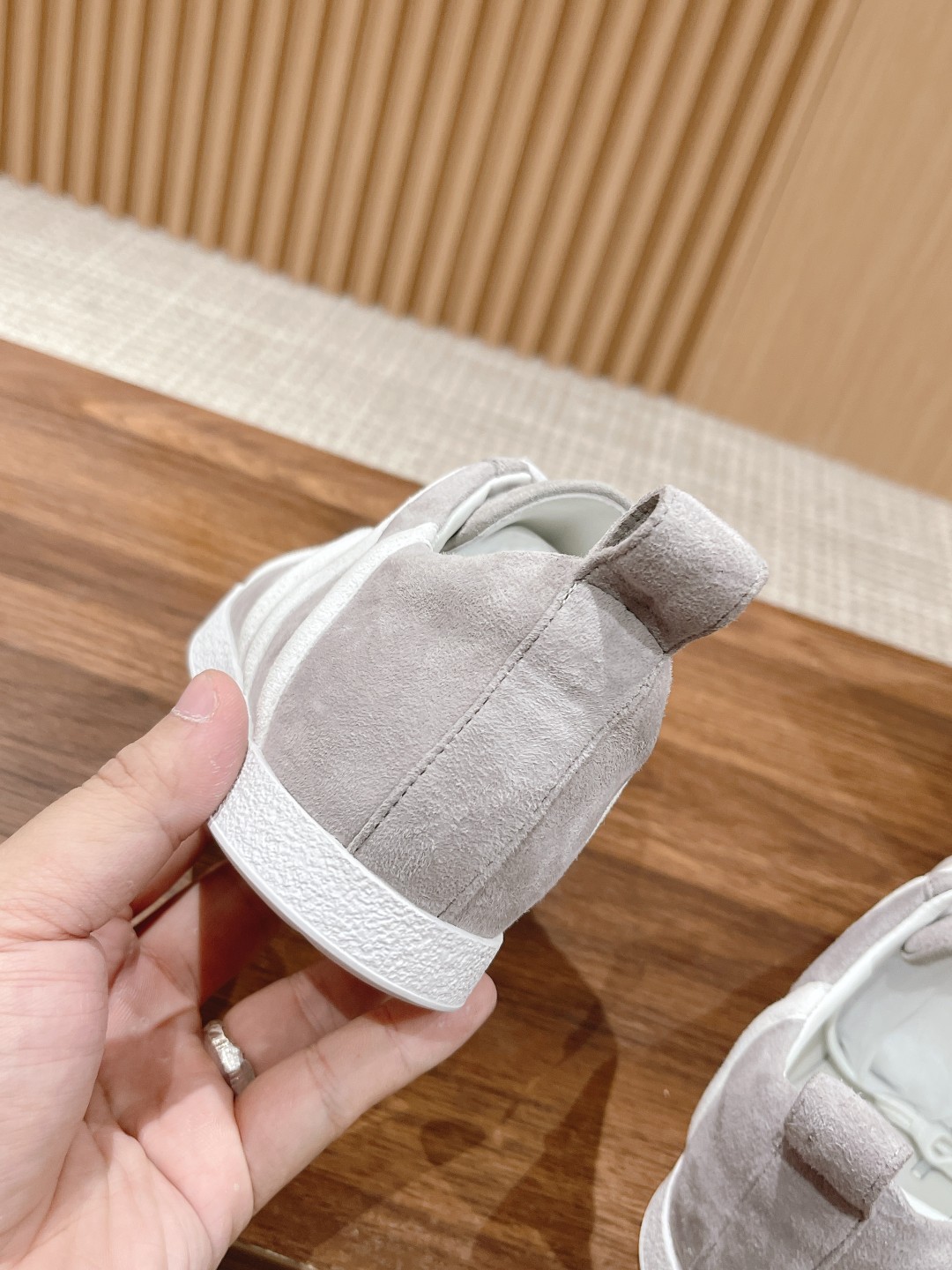 “725 TOTEME Stylish Leisure and Sports Shoes: Classic Design with Sheepskin, Customizable Size” - 图片 8
