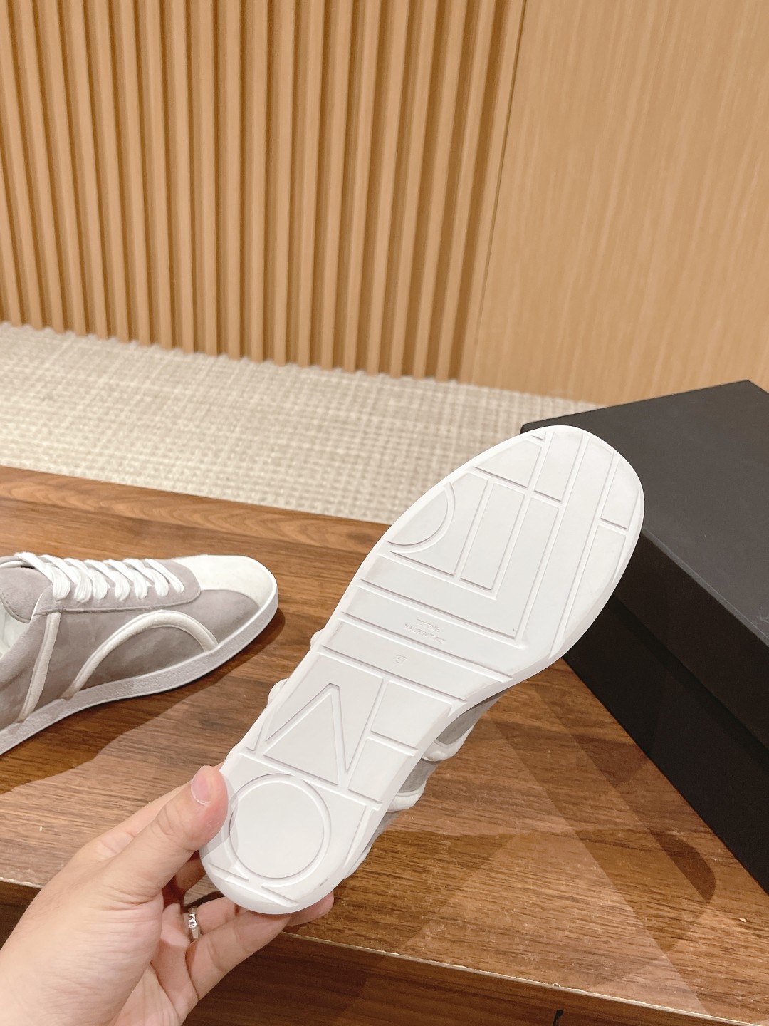 “725 TOTEME Stylish Leisure and Sports Shoes: Classic Design with Sheepskin, Customizable Size” - 图片 9