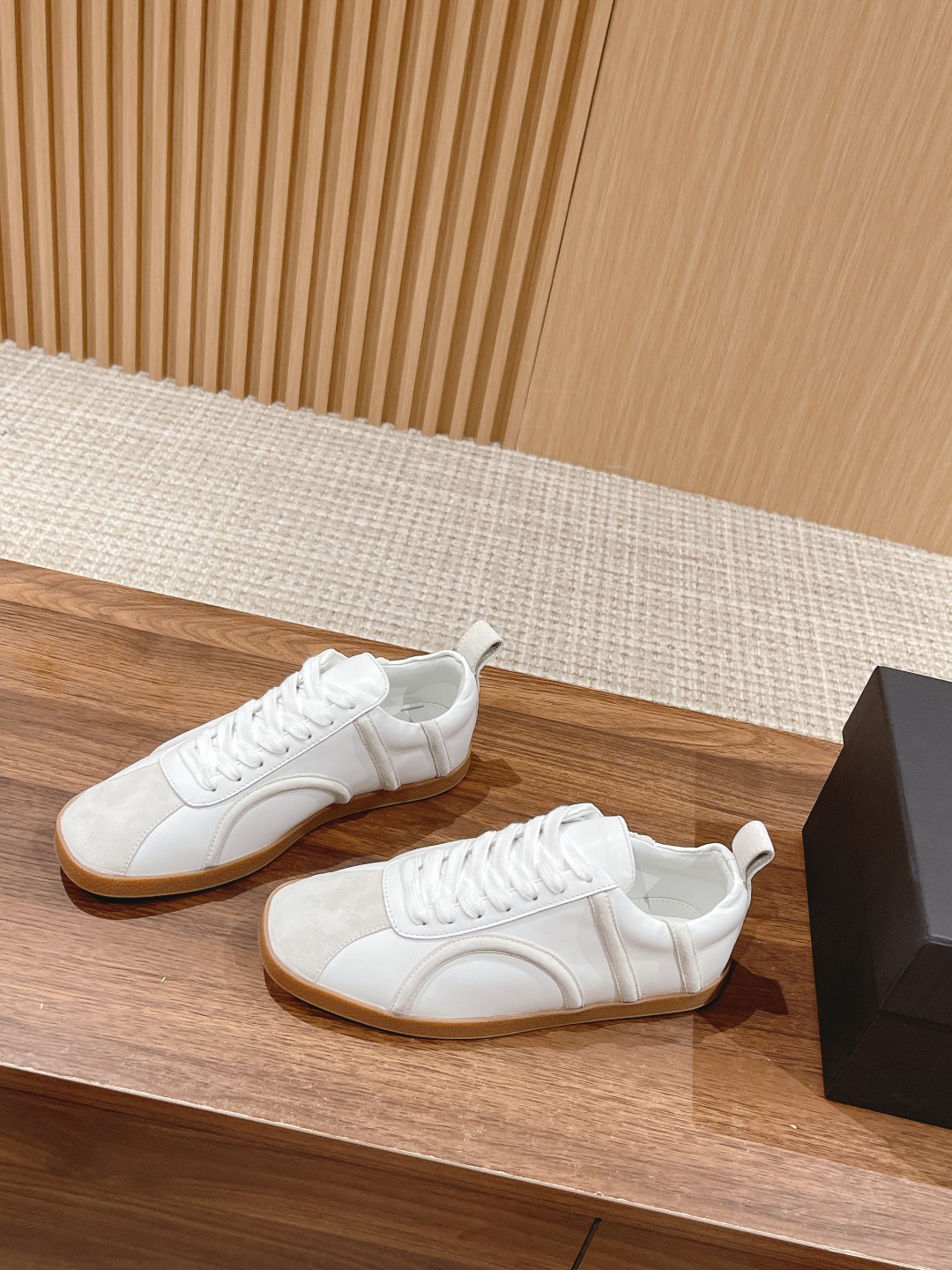 “725 TOTEME Stylish Leisure and Sports Shoes with Sheepskin Material, Unique Design, and Custom Sizing” - 图片 2