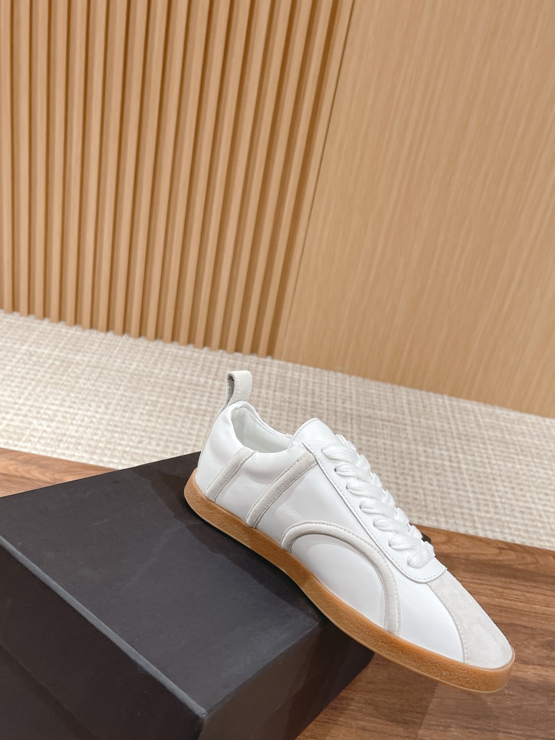 “725 TOTEME Stylish Leisure and Sports Shoes with Sheepskin Material, Unique Design, and Custom Sizing” - 图片 3
