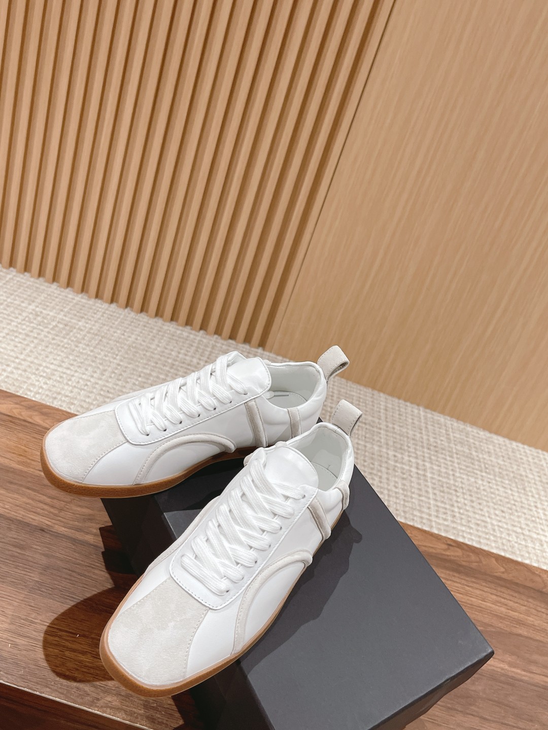 “725 TOTEME Stylish Leisure and Sports Shoes with Sheepskin Material, Unique Design, and Custom Sizing” - 图片 4