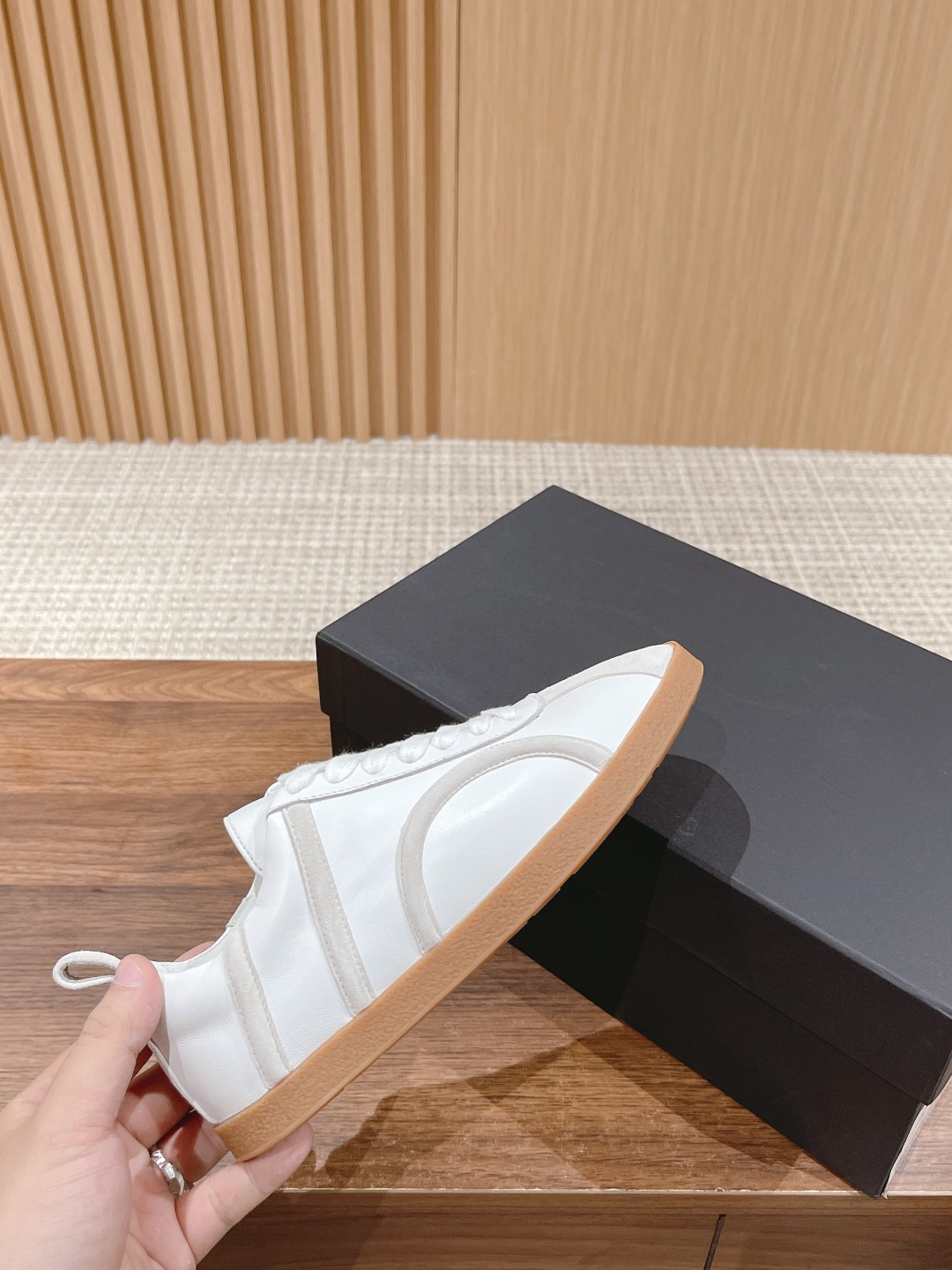 “725 TOTEME Stylish Leisure and Sports Shoes with Sheepskin Material, Unique Design, and Custom Sizing” - 图片 5