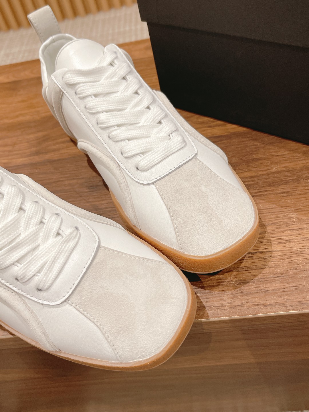“725 TOTEME Stylish Leisure and Sports Shoes with Sheepskin Material, Unique Design, and Custom Sizing” - 图片 6