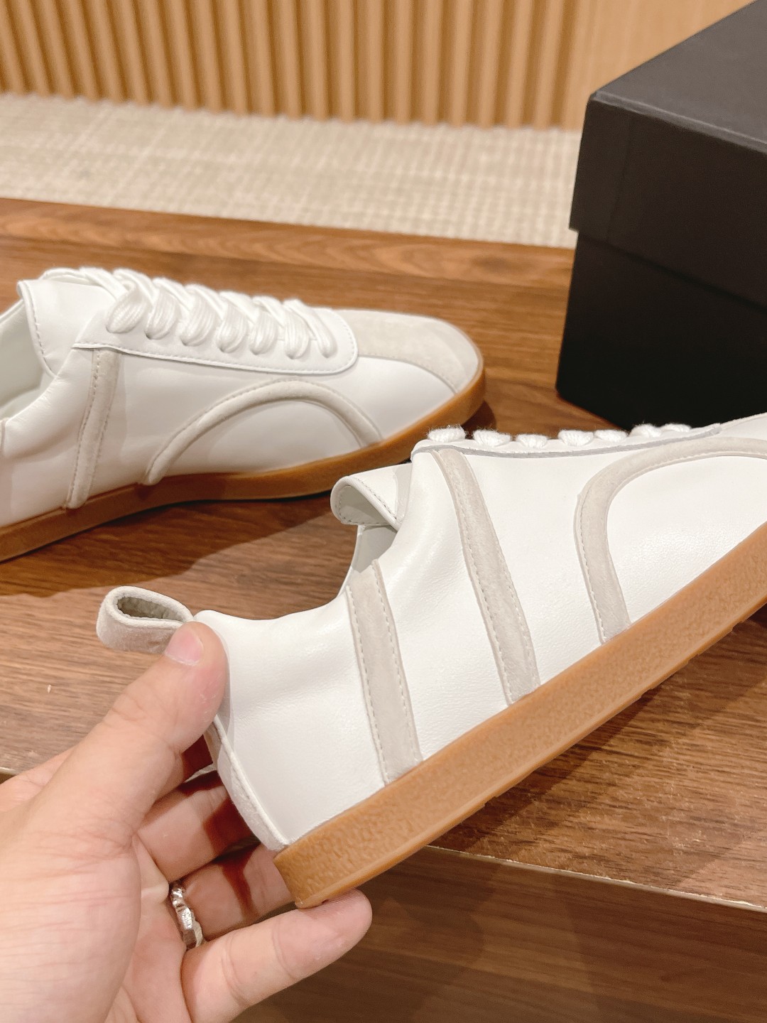 “725 TOTEME Stylish Leisure and Sports Shoes with Sheepskin Material, Unique Design, and Custom Sizing” - 图片 7