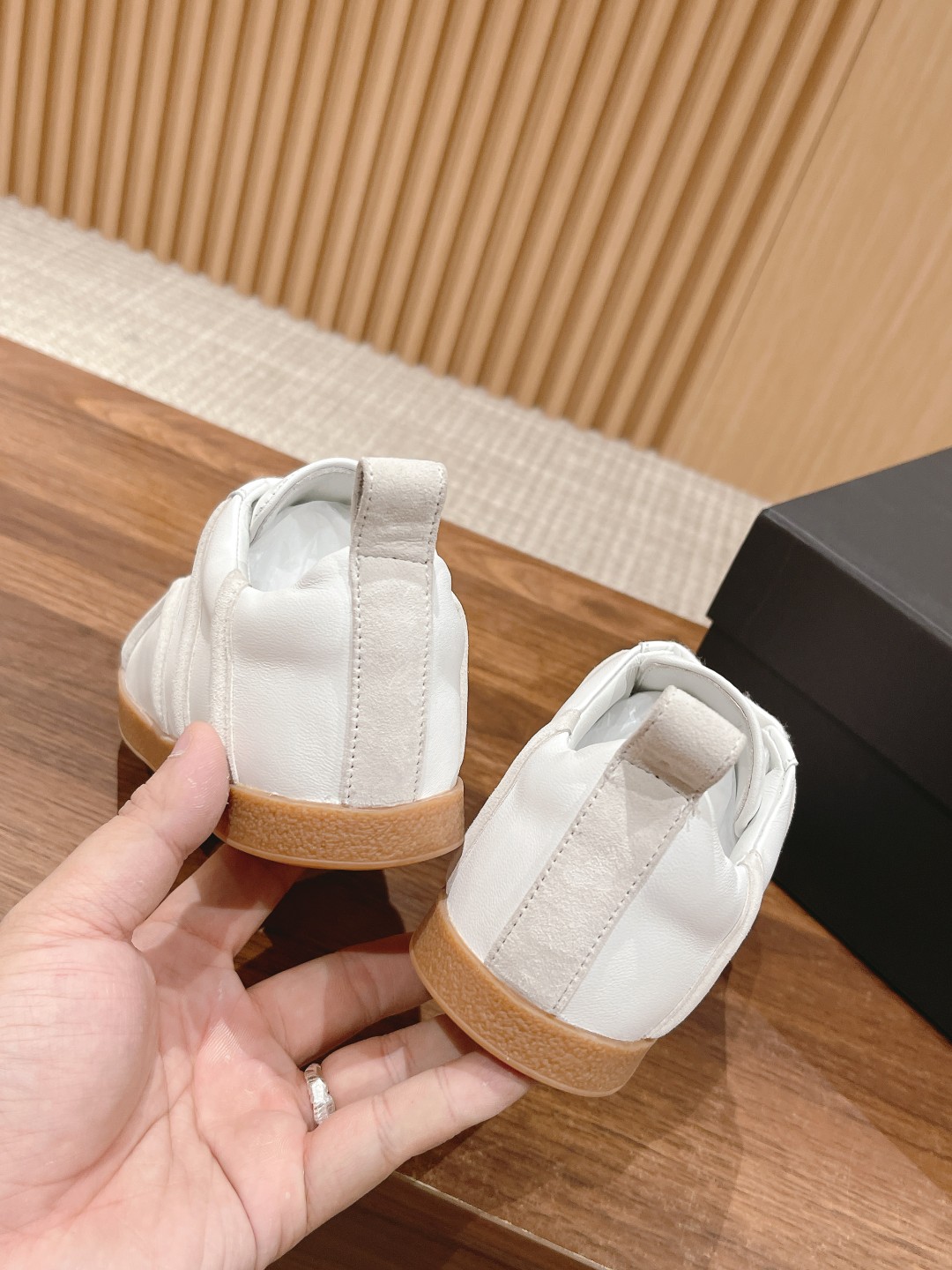 “725 TOTEME Stylish Leisure and Sports Shoes with Sheepskin Material, Unique Design, and Custom Sizing” - 图片 9