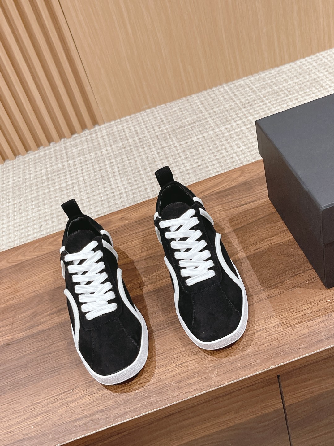 Stylish TOTEME Leisure and Sports Shoes with Sheepskin Material and Unique Design - 图片 1