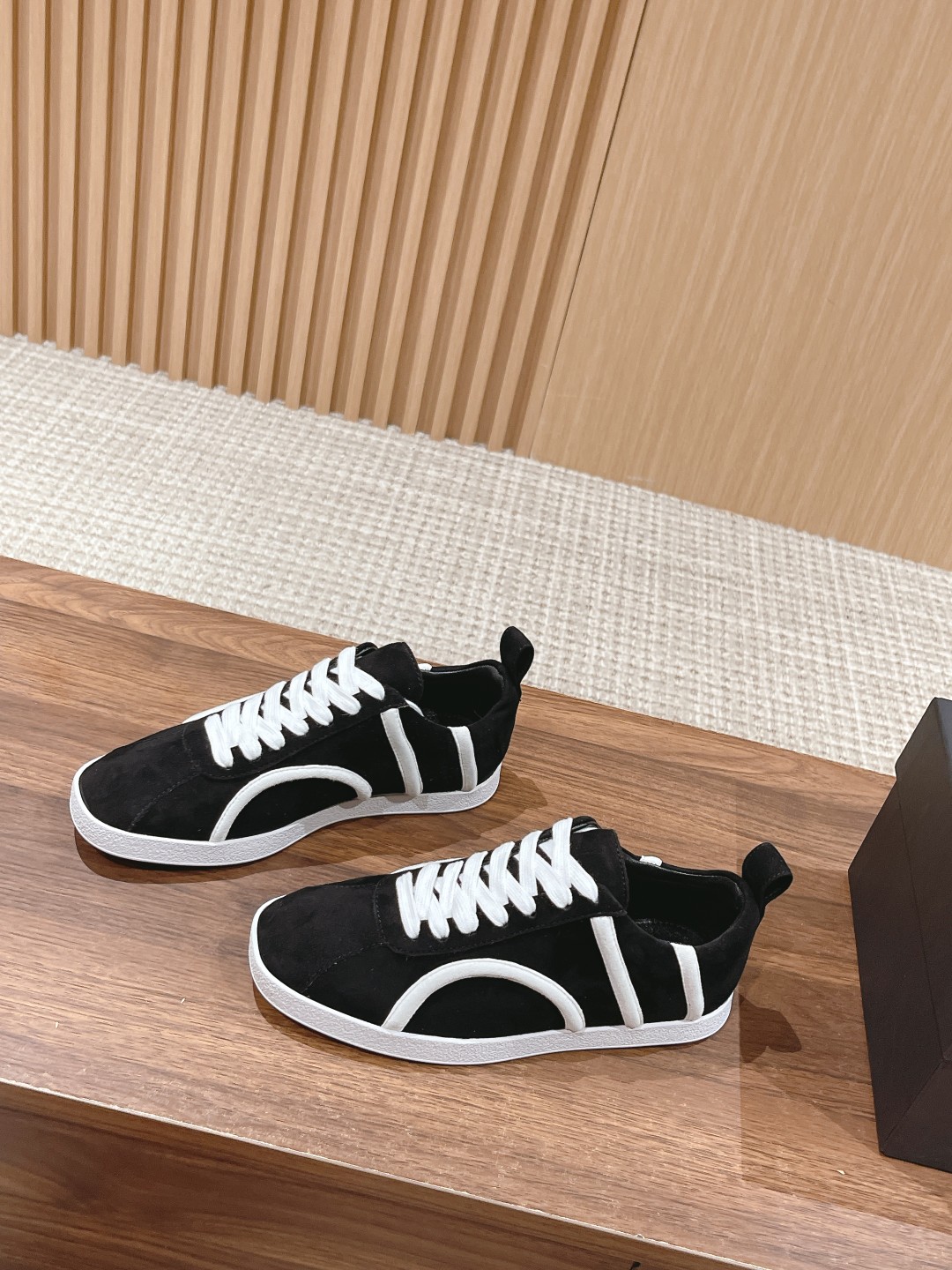 Stylish TOTEME Leisure and Sports Shoes with Sheepskin Material and Unique Design - 图片 2