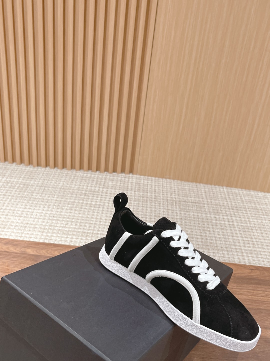 Stylish TOTEME Leisure and Sports Shoes with Sheepskin Material and Unique Design - 图片 3