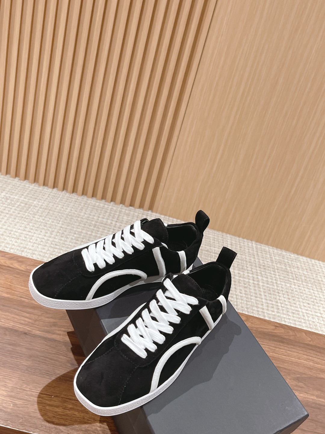 Stylish TOTEME Leisure and Sports Shoes with Sheepskin Material and Unique Design - 图片 4