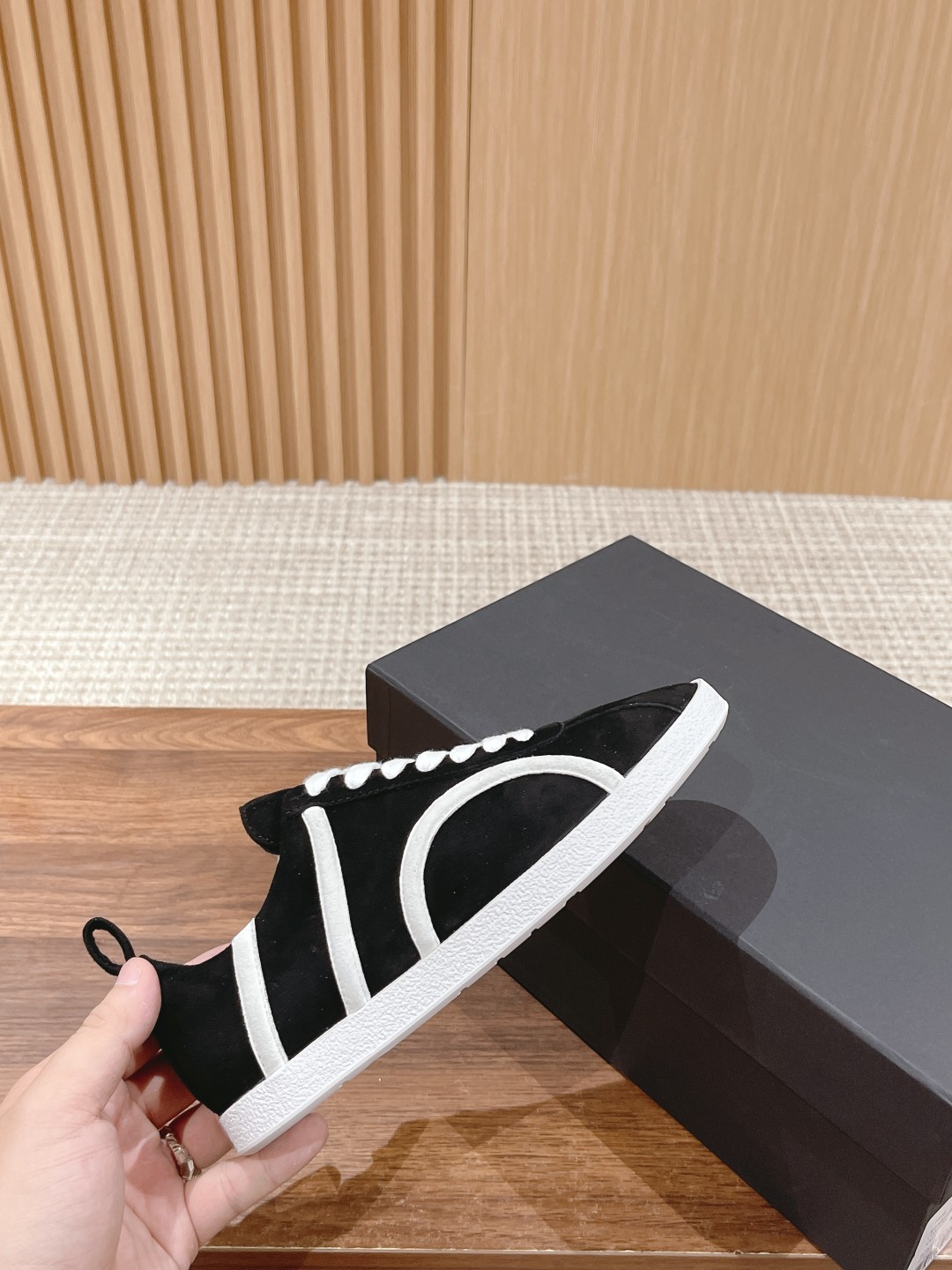 Stylish TOTEME Leisure and Sports Shoes with Sheepskin Material and Unique Design - 图片 5