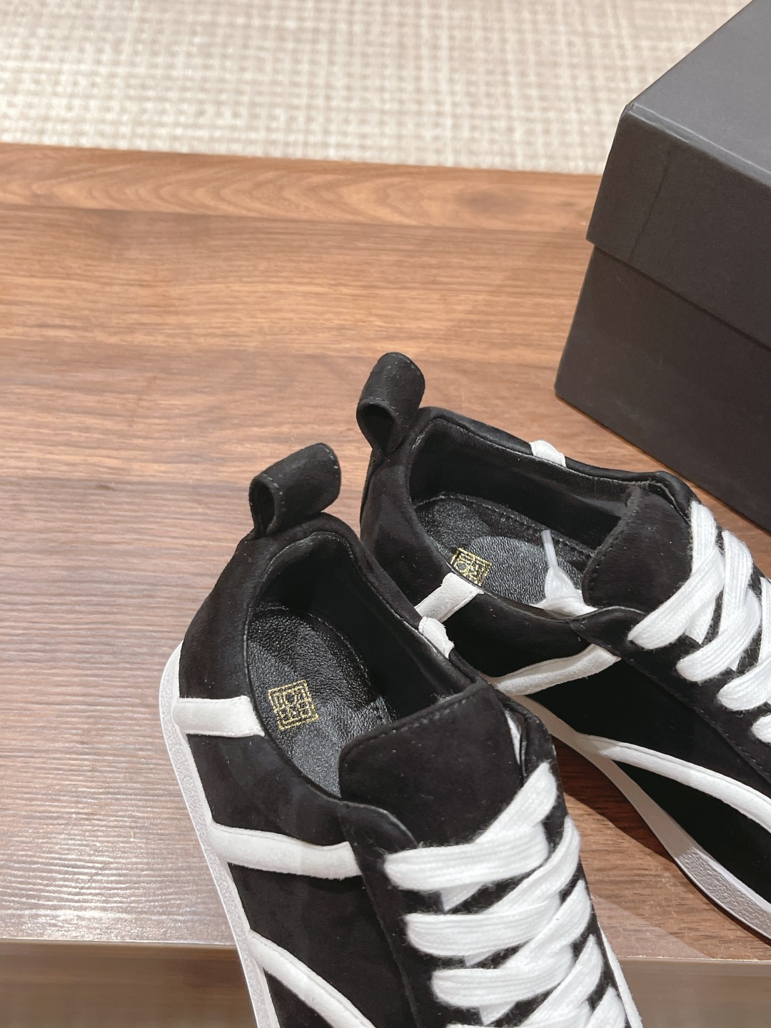 Stylish TOTEME Leisure and Sports Shoes with Sheepskin Material and Unique Design - 图片 6