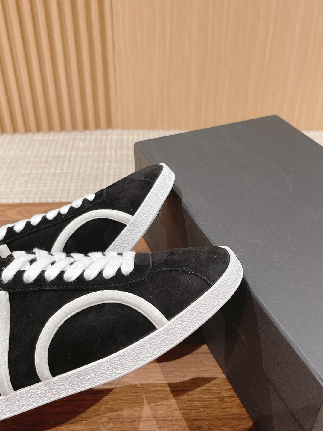 Stylish TOTEME Leisure and Sports Shoes with Sheepskin Material and Unique Design - 图片 7