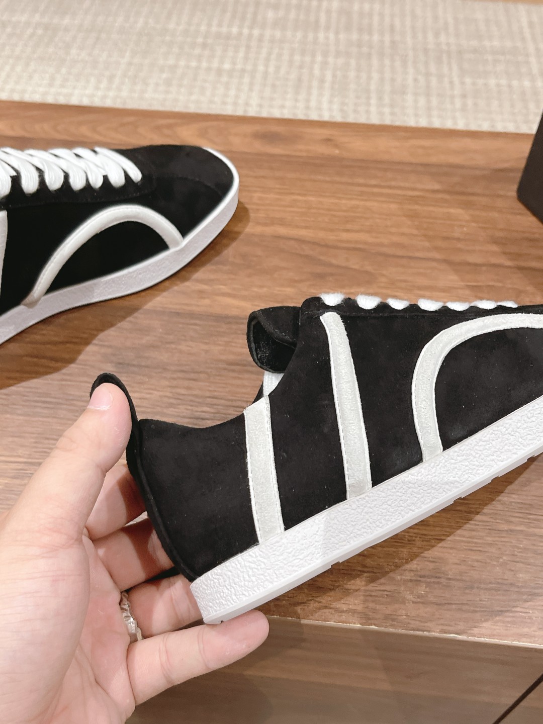 Stylish TOTEME Leisure and Sports Shoes with Sheepskin Material and Unique Design - 图片 8