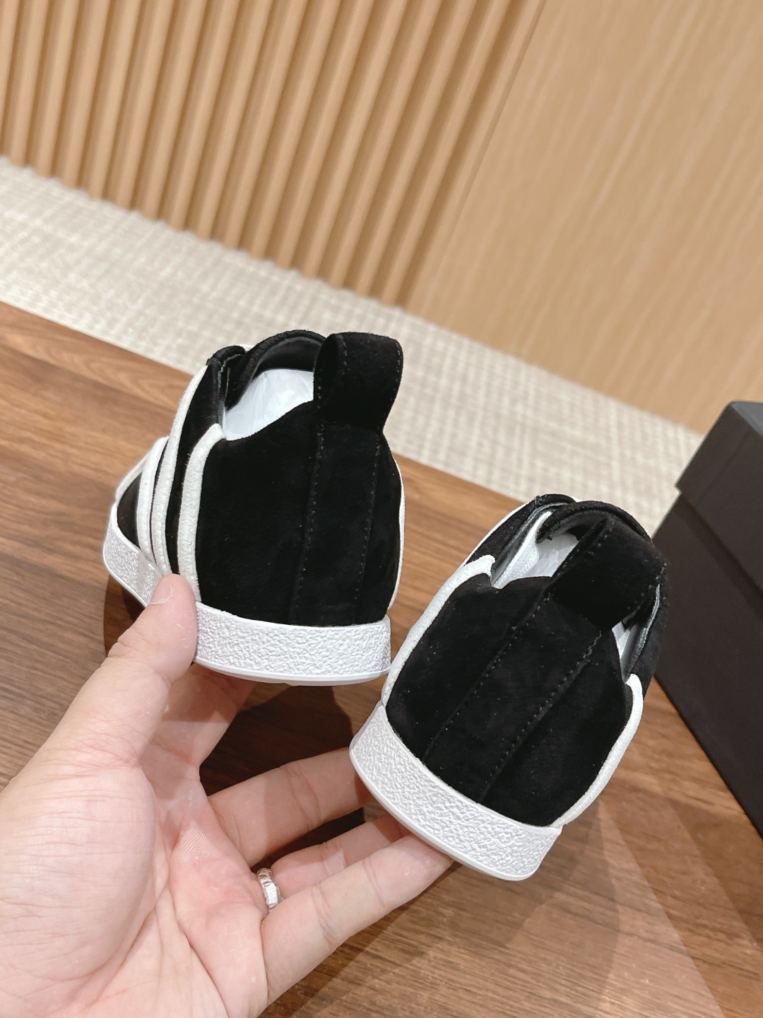 Stylish TOTEME Leisure and Sports Shoes with Sheepskin Material and Unique Design - 图片 9