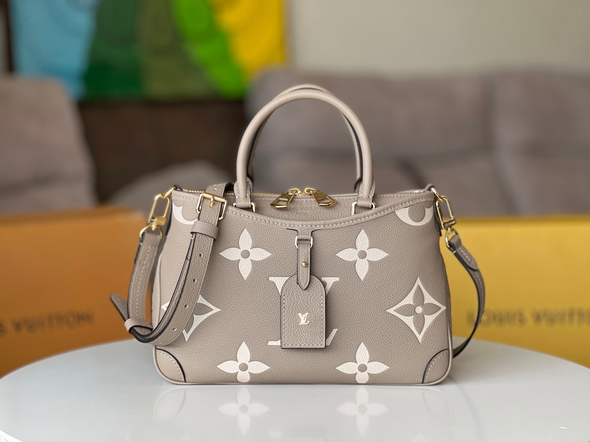NO:197376,Genuine grade Original scalp M46488 black, M46585 khaki, M46503 white Trianon small handbag is made of Monogram Empreinte embossed leather, which echoes the brand's iconic Pallas handbag design with a V-shaped contour, making it a delicate choice beyond traditional tote bags. The top handle and removable shoulder straps provide a comfortable carrying experience. Detailed features 28 x 18 x 8 cm (length x height x width), LV [top original list], louis vuitton,totes19860909正品级 原厂头皮 M46488 黑色,M46585卡其,M46503白色 本款 Trianon 小号手袋取材 Monogram Empreinte 压纹皮革,以 V 形轮廓呼应品牌标志性 Pallas 手袋设计,成就传统托特包之外的精巧之选.顶部手柄和可拆卸肩带实现舒适背携体验. 详细特征 28 x 18 x 8 厘米 (长度 x 高 x 宽),LV【顶级原单】,louis vuitton,totes,Bag