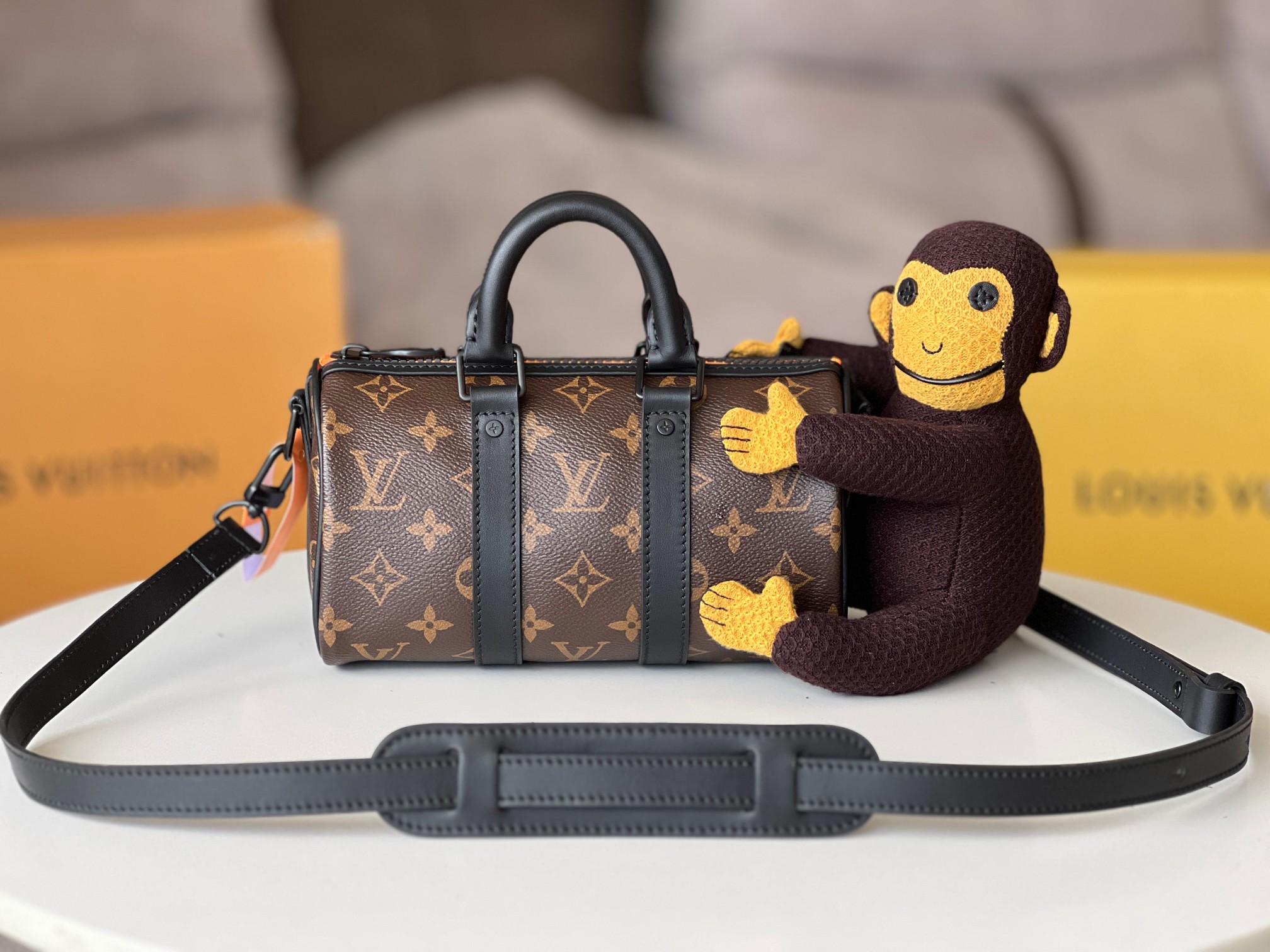 NO:201003,Original list [KEEPALL NANO Handbag] M80118 Monkey Doll In the Spring and Summer series, the art director of men's clothing Virgil Abloh launched the Keepall Nano handbag. The handbag is equipped with a cartoon knitted doll of Louis Vuitton friend, which is from the animated short film 