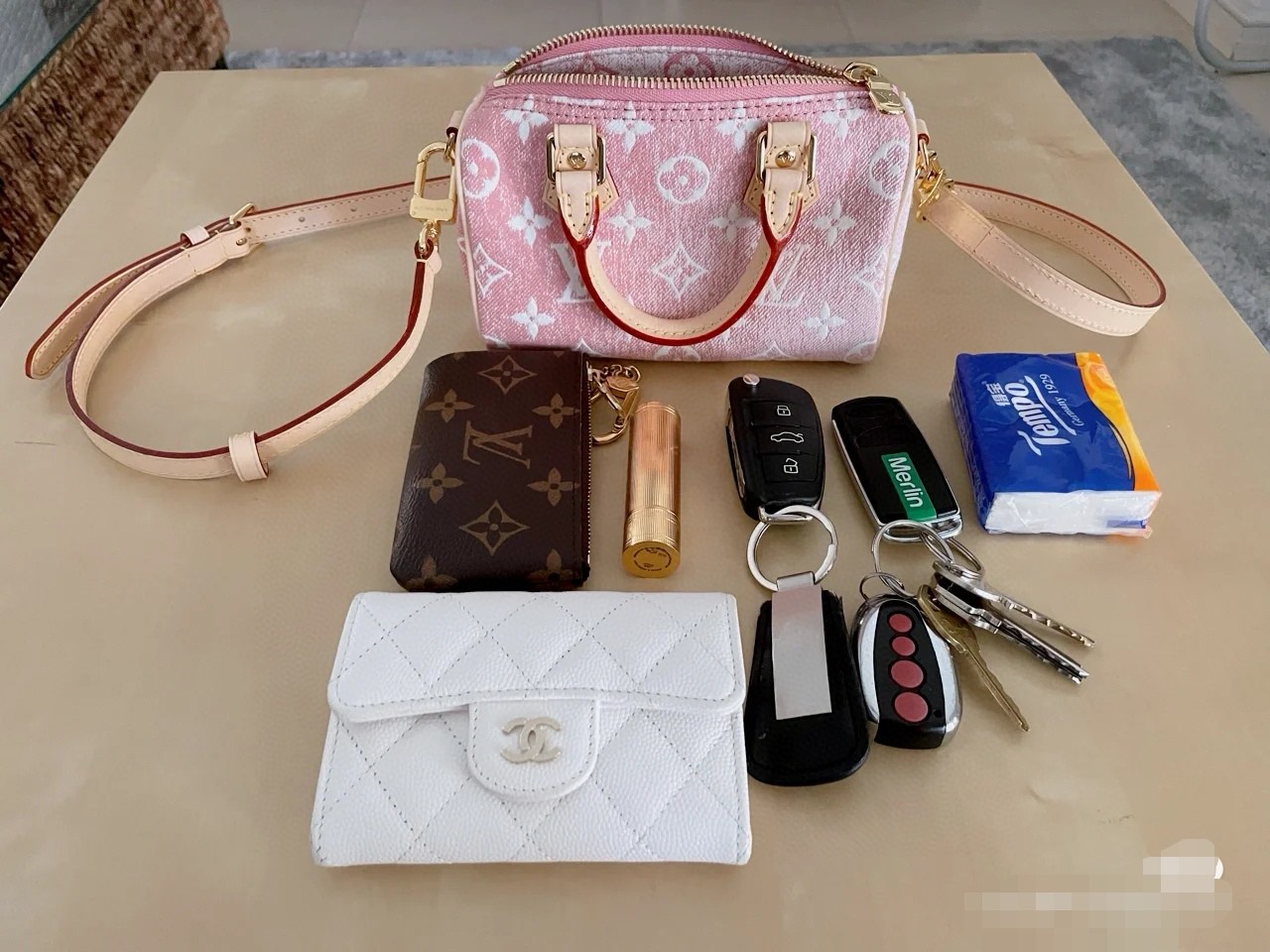 NO:202411,Details of the version development perfect original single hardware [SPEEDY NANO handbag] M81213 powder (denim) Nano Speedy handbag made of classic Monogram canvas exudes the ultimate femininity and is ideal for you to carry daily necessities. This handbag is the perfect mini version of the prototype Speedy handbag, with exquisite stitching and extremely lightweight, with adjustable straps and removable Size 16.0 x 11.0 x 9.0, LV [top original single], louis vuitton19860909对版开发细节完美原单五金【SPEEDY NANO 手袋】M81213粉（牛仔） 以经典的Monogram帆布制成的Nano Speedy手袋,散发极致女人味,是您携带日常用品的理想之选.这款手袋是原型Speedy手袋的完美迷你版,缝线精致,轻盈无比,肩带可调节、可拆卸 尺寸16.0 x 11.0 x 9.0,LV【顶级原单】,louis vuitton,Bag