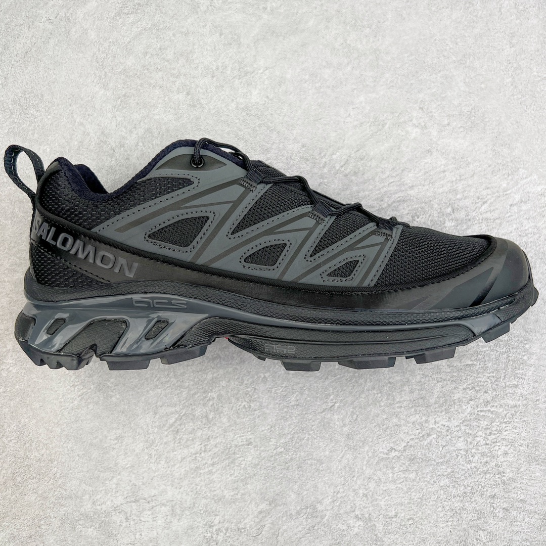 ＃绿X Salomon XT-6 萨洛蒙复古潮流户外机能登山跑鞋 纯黑 417413 纯原外贸平台特供订单 耗时半年巨作 全套原纸板楦头开发 原厂特供网布配套加持 确保原汁原味 完美呈现版型 原档数据独家私模五层组合大底 男女鞋同步官方开发至46.5 原装Ortholite轻量化鞋垫 中底布带钢印编号 原厂TPU锁扣 进口港宝加持 后跟自然饱满 还原公司包裹性 鞋面以“锯齿”状的包裹系统呈现 在基色底之下加入了各种色点缀 将公司的最新技术和时尚前卫的造型融入耐用的长跑款式中 鞋面由 TPU 薄膜制成 并焊接在高耐磨网眼上 使其既时尚又坚固 由 ACS底盘支撑 可增强稳定性和支撑力 以及由橡胶凸耳 Contragrip外底覆盖的 EVA 缓冲中底 旨在应对崎岖的地形 鞋舌上的彩色Salomon 标签、Quicklace 系统以及鞋头、鞋舌和鞋跟上的附加品牌使细节更加完美 让穿着者可以轻松驾驭户外与通勤下的任何运动生活场景 无缝鞋身户外随意纵横 颜值与脚感兼备 出街通勤 绝对非常吸睛 你值得拥有 尺码：36 36.5 37.5 38 38.5 39 40 40.5 41 42 42.5 43 44 44.5 45 46 46.5 注意：偏小1码-选品中心