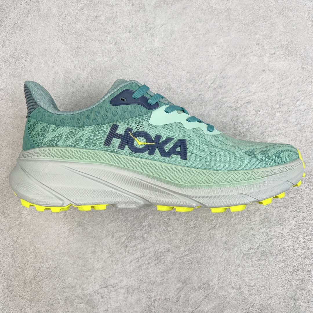 ＃特价福利 HOKA ONE ONE Challenger ATR 7 挑战者七代轻便耐磨防滑跑步鞋 新一代Challenger泡棉中底减重10% 增加3mm强化缓震、打造Q弹脚感 后跟采用延伸设计 加强跟腱保护、便于穿脱 搭配环保工程网布增加透气、短靴细节防止碎石进入 重新设计的大底以轮胎刻纹为灵感 以更密集的全大底水波刻纹 搭配加大面积的高耐磨橡胶与4mm大刻纹设计 增加整体抓地力与稳定性 尺码：36 36.5 37.5 38 38.5 39 40 40.5 41 42 42.5 43 44 44.5 45-选品中心