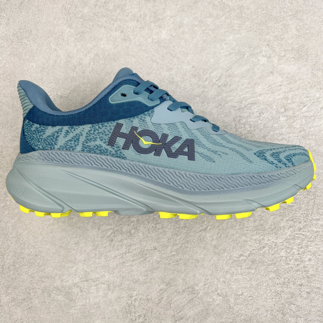 ＃特价福利 HOKA ONE ONE Challenger ATR 7 挑战者七代轻便耐磨防滑跑步鞋 新一代Challenger泡棉中底减重10% 增加3mm强化缓震、打造Q弹脚感 后跟采用延伸设计 加强跟腱保护、便于穿脱 搭配环保工程网布增加透气、短靴细节防止碎石进入 重新设计的大底以轮胎刻纹为灵感 以更密集的全大底水波刻纹 搭配加大面积的高耐磨橡胶与4mm大刻纹设计 增加整体抓地力与稳定性 尺码：36 36.5 37.5 38 38.5 39 40 40.5 41 42 42.5 43 44 44.5 45-选品中心