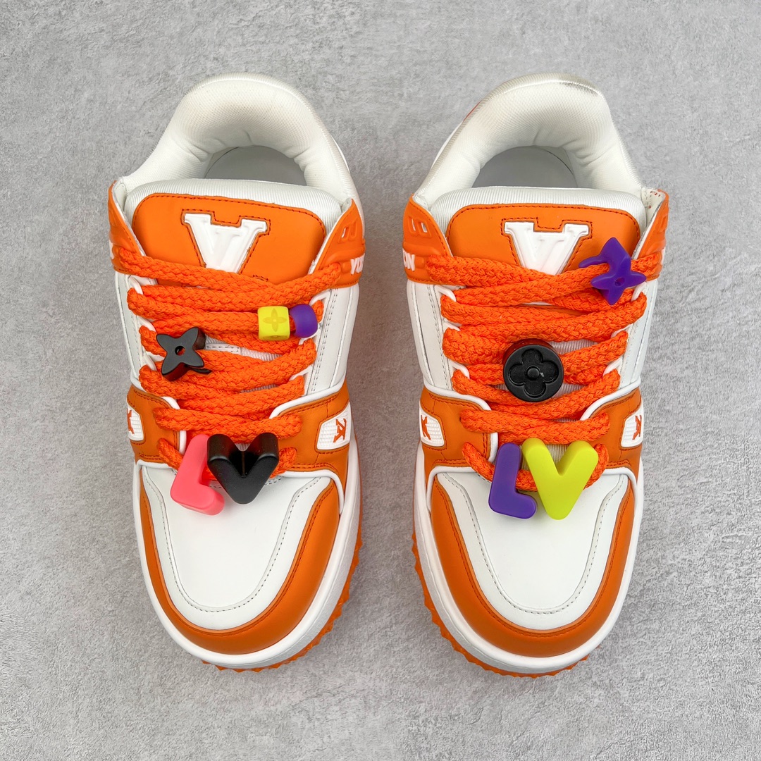 图片[2]-＃纯原福利 最稳版本 lv Trainer Maxi 小胖丁系列面包鞋 驴牌23S时尚走秀款 原版购入开发历时半年开发打造 原版完美楦型 多次调试 达到还原99% 鞋面独家订制细柔小牛皮 厚实织物鞋带 独家私模超轻TPU大底 原配扣子串珠 正确原装黄色鞋盒 正确中底印花 鞋面印花3D高频深度立体 全鞋电脑针车 紧密相连 针距密度一致 皮面裁剪部位 统一油边封口工艺 备受瞩目火热面包鞋再次拉满流量 各地网红上脚 立体饱满的彩色面包鞋身 超大版型重新诠释了 Virgil Abloh大热lv运动时装鞋 完美增高5CM Size 36 37 38 39 40 41 42 43 44 45-选品中心