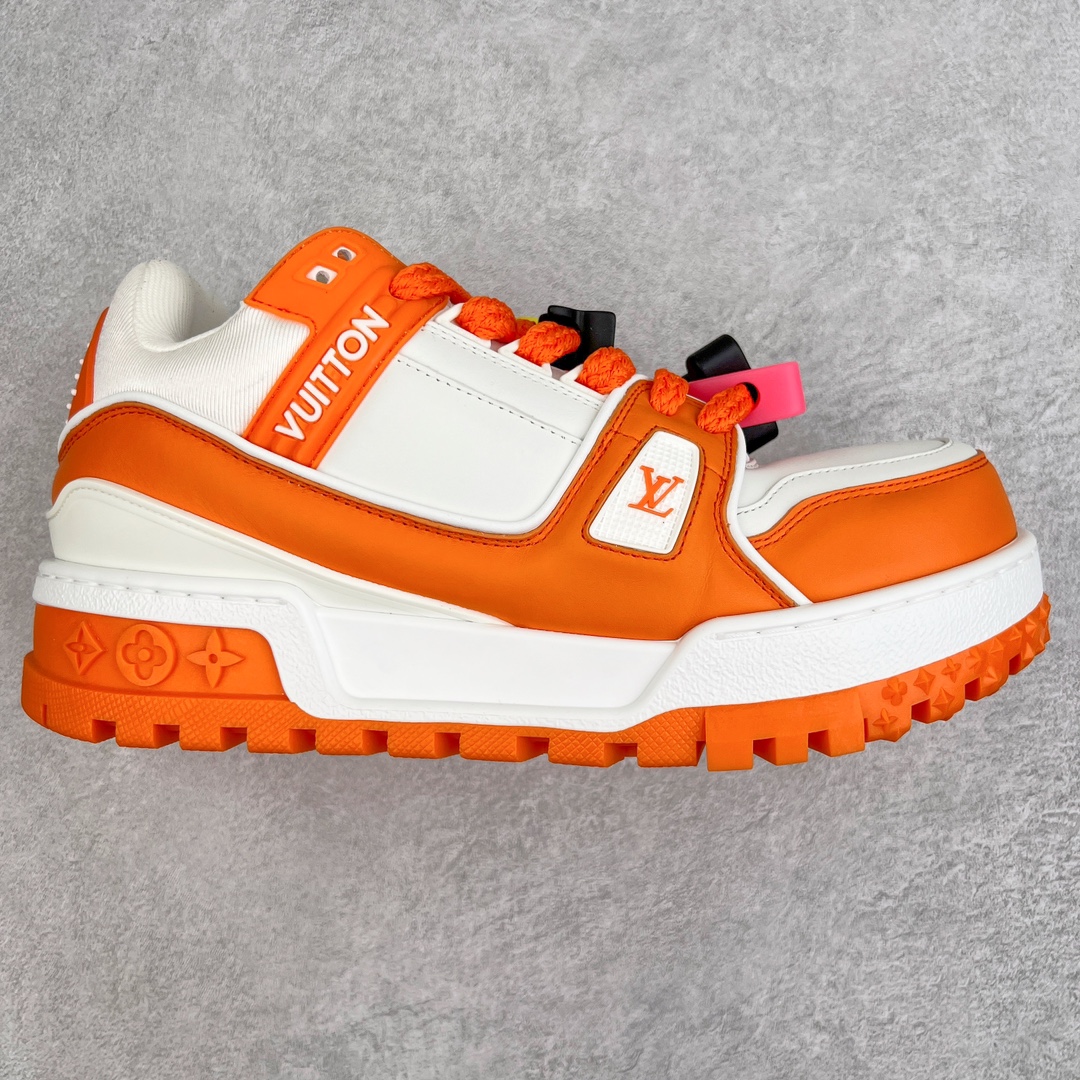 ＃纯原福利 最稳版本 lv Trainer Maxi 小胖丁系列面包鞋 驴牌23S时尚走秀款 原版购入开发历时半年开发打造 原版完美楦型 多次调试 达到还原99% 鞋面独家订制细柔小牛皮 厚实织物鞋带 独家私模超轻TPU大底 原配扣子串珠 正确原装黄色鞋盒 正确中底印花 鞋面印花3D高频深度立体 全鞋电脑针车 紧密相连 针距密度一致 皮面裁剪部位 统一油边封口工艺 备受瞩目火热面包鞋再次拉满流量 各地网红上脚 立体饱满的彩色面包鞋身 超大版型重新诠释了 Virgil Abloh大热lv运动时装鞋 完美增高5CM Size 36 37 38 39 40 41 42 43 44 45-选品中心