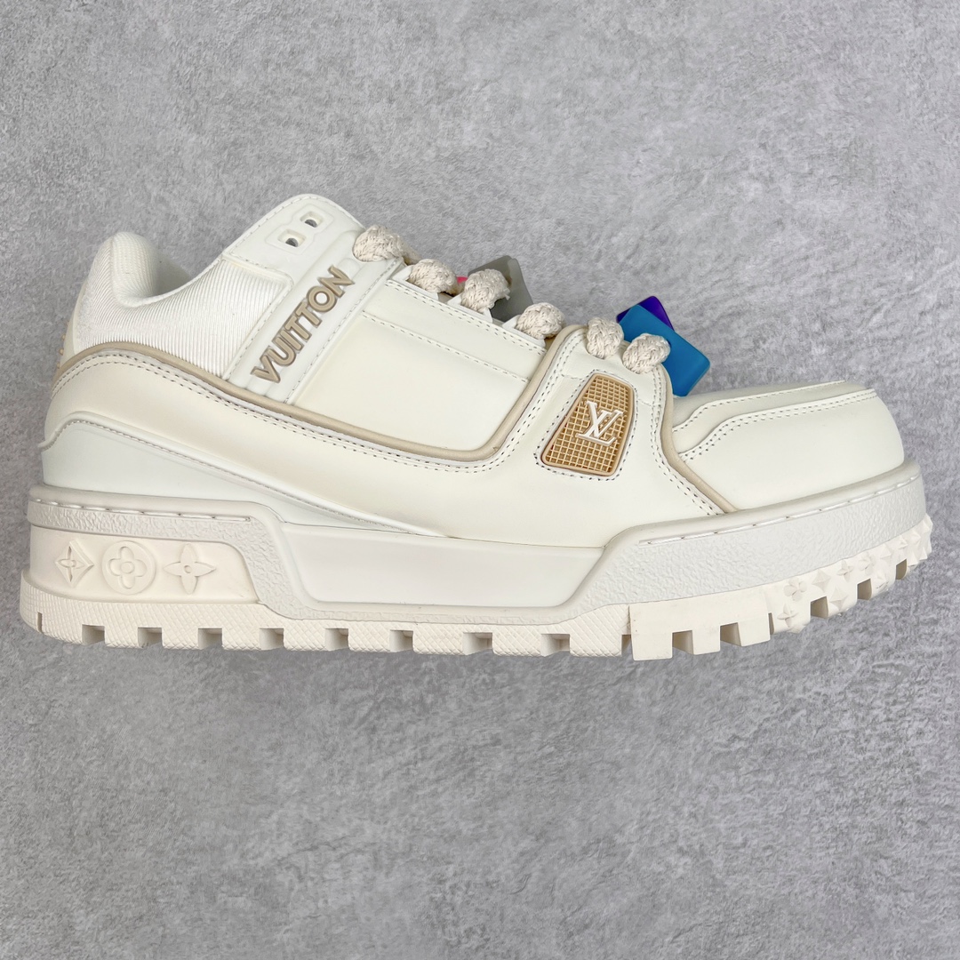 ＃纯原福利 最稳版本 lv Trainer Maxi 小胖丁系列面包鞋 驴牌23S时尚走秀款 原版购入开发历时半年开发打造 原版完美楦型 多次调试 达到还原99% 鞋面独家订制细柔小牛皮 厚实织物鞋带 独家私模超轻TPU大底 原配扣子串珠 正确原装黄色鞋盒 正确中底印花 鞋面印花3D高频深度立体 全鞋电脑针车 紧密相连 针距密度一致 皮面裁剪部位 统一油边封口工艺 备受瞩目火热面包鞋再次拉满流量 各地网红上脚 立体饱满的彩色面包鞋身 超大版型重新诠释了 Virgil Abloh大热lv运动时装鞋 完美增高5CM Size 36 37 38 39 40 41 42 43 44 45-选品中心