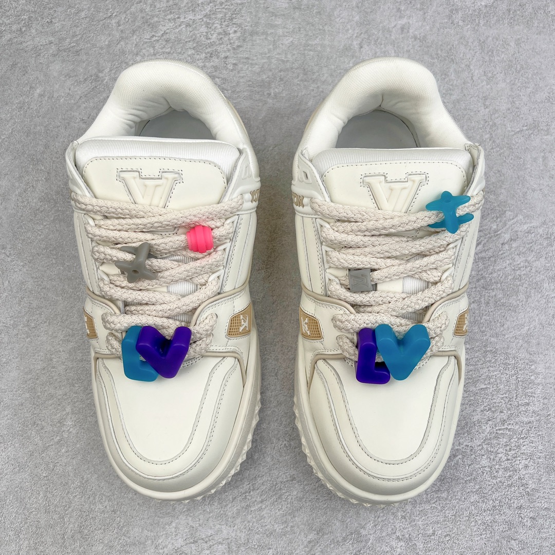 图片[2]-＃纯原福利 最稳版本 lv Trainer Maxi 小胖丁系列面包鞋 驴牌23S时尚走秀款 原版购入开发历时半年开发打造 原版完美楦型 多次调试 达到还原99% 鞋面独家订制细柔小牛皮 厚实织物鞋带 独家私模超轻TPU大底 原配扣子串珠 正确原装黄色鞋盒 正确中底印花 鞋面印花3D高频深度立体 全鞋电脑针车 紧密相连 针距密度一致 皮面裁剪部位 统一油边封口工艺 备受瞩目火热面包鞋再次拉满流量 各地网红上脚 立体饱满的彩色面包鞋身 超大版型重新诠释了 Virgil Abloh大热lv运动时装鞋 完美增高5CM Size 36 37 38 39 40 41 42 43 44 45-选品中心