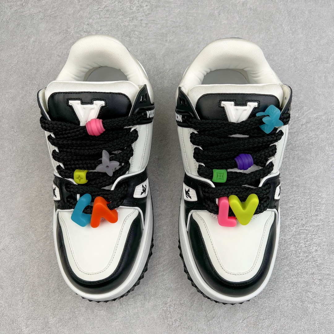 图片[2]-＃纯原福利 最稳版本 lv Trainer Maxi 小胖丁系列面包鞋 驴牌23S时尚走秀款 原版购入开发历时半年开发打造 原版完美楦型 多次调试 达到还原99% 鞋面独家订制细柔小牛皮 厚实织物鞋带 独家私模超轻TPU大底 原配扣子串珠 正确原装黄色鞋盒 正确中底印花 鞋面印花3D高频深度立体 全鞋电脑针车 紧密相连 针距密度一致 皮面裁剪部位 统一油边封口工艺 备受瞩目火热面包鞋再次拉满流量 各地网红上脚 立体饱满的彩色面包鞋身 超大版型重新诠释了 Virgil Abloh大热lv运动时装鞋 完美增高5CM Size 36 37 38 39 40 41 42 43 44 45-选品中心