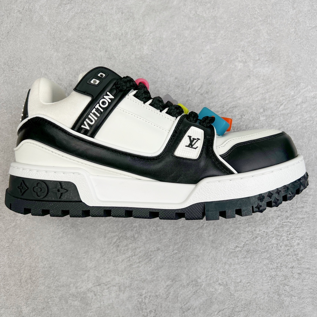 ＃纯原福利 最稳版本 lv Trainer Maxi 小胖丁系列面包鞋 驴牌23S时尚走秀款 原版购入开发历时半年开发打造 原版完美楦型 多次调试 达到还原99% 鞋面独家订制细柔小牛皮 厚实织物鞋带 独家私模超轻TPU大底 原配扣子串珠 正确原装黄色鞋盒 正确中底印花 鞋面印花3D高频深度立体 全鞋电脑针车 紧密相连 针距密度一致 皮面裁剪部位 统一油边封口工艺 备受瞩目火热面包鞋再次拉满流量 各地网红上脚 立体饱满的彩色面包鞋身 超大版型重新诠释了 Virgil Abloh大热lv运动时装鞋 完美增高5CM Size 36 37 38 39 40 41 42 43 44 45-选品中心