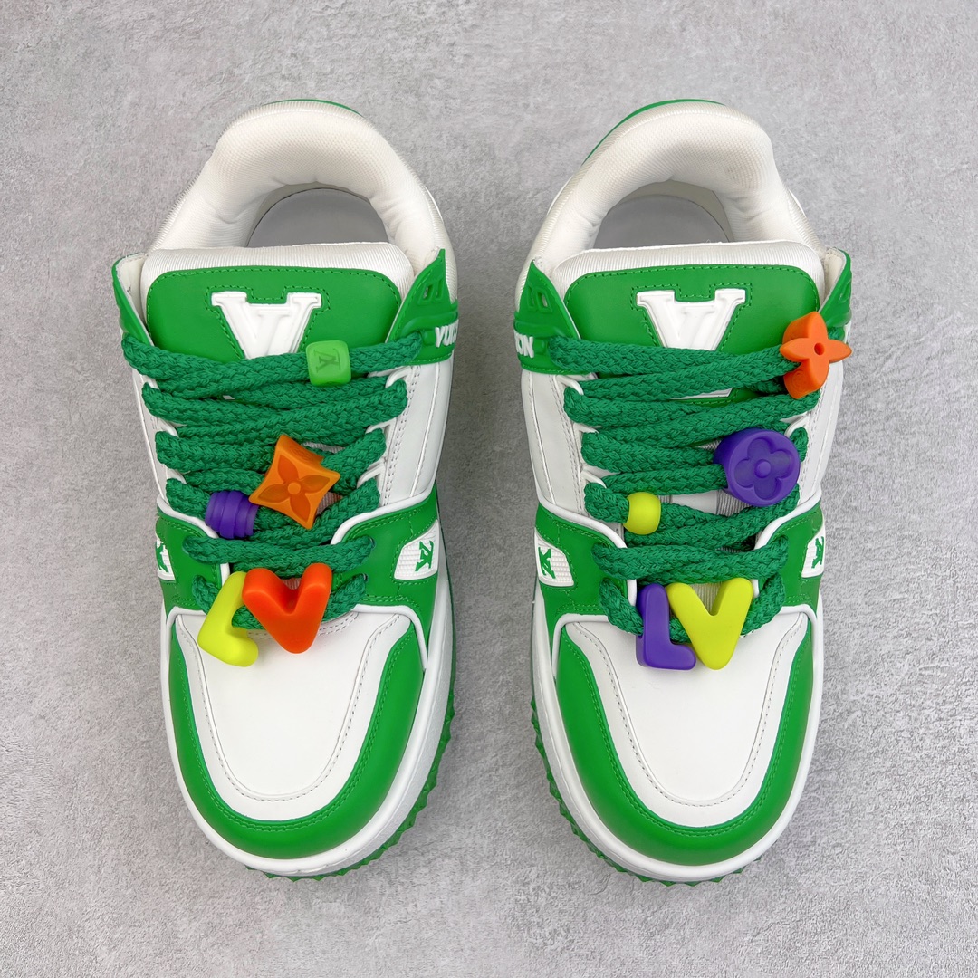 图片[2]-＃纯原福利 最稳版本 lv Trainer Maxi 小胖丁系列面包鞋 驴牌23S时尚走秀款 原版购入开发历时半年开发打造 原版完美楦型 多次调试 达到还原99% 鞋面独家订制细柔小牛皮 厚实织物鞋带 独家私模超轻TPU大底 原配扣子串珠 正确原装黄色鞋盒 正确中底印花 鞋面印花3D高频深度立体 全鞋电脑针车 紧密相连 针距密度一致 皮面裁剪部位 统一油边封口工艺 备受瞩目火热面包鞋再次拉满流量 各地网红上脚 立体饱满的彩色面包鞋身 超大版型重新诠释了 Virgil Abloh大热lv运动时装鞋 完美增高5CM Size 36 37 38 39 40 41 42 43 44 45-选品中心