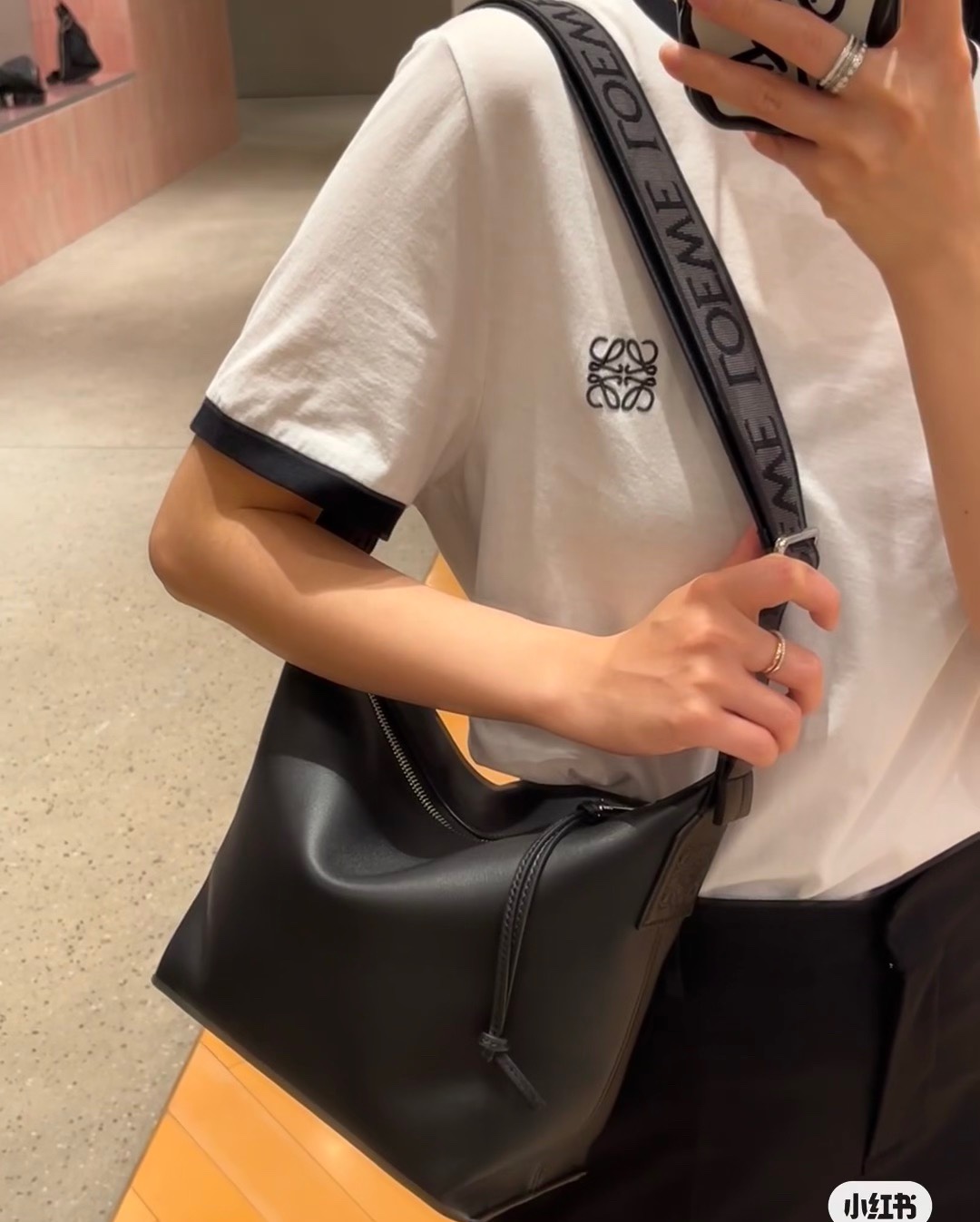 NO:192319,The minimalist design of the home bag, soft Napa cowhide material, the style is relaxed and moderate, the seemingly casual style, it is also a versatile basic style, and it is also a lightweight commuter partner, men's postman bag, cowhide19860909家包身极简的设计,柔软的纳帕牛皮材质 风格松弛有度,看似随意的造型,也是百搭基础款,更是轻便通勤好搭档,男款邮差包,cowhide,Bag