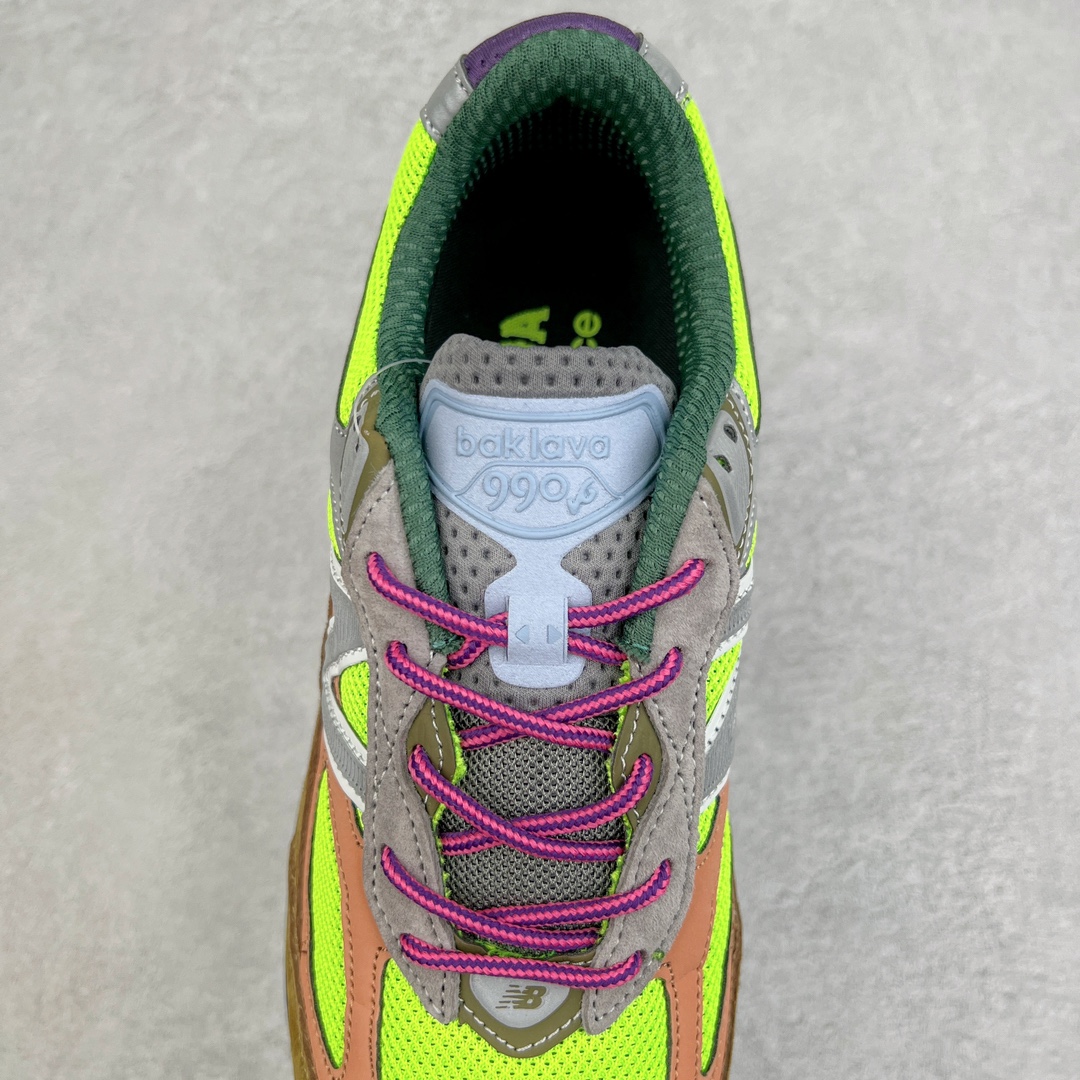 图片[5]-＃K版纯原 Action Bronson x New Balance in USA M990V6 新百伦NB六代系列美产血统经典复古百搭老爹风休闲运动跑步鞋 蓝绿棕 这是一双极具现代感设计的复古跑鞋 990v6 鞋面大部分面积依旧采用麂皮和织物材质覆盖 从各种细节上看也还是有点 990v5 的影子 但相比 990v5 990v6 鞋面各种材质的拼接会更加复杂 这次 990v6 最大的改变相信大家应该也发现了 就是看上去貌似比 990v4 和 990v5 两代鞋款加起来还要厚的鞋底 其实这是 New Balance 首次采用的三重缓震组合鞋底 除了之前就有的 ABZORB 缓震科技和 ENCAP 中底 这次新加入了 FuelCell 缓震科技 看来舒适度和增高度 都要更上一层楼呀 990v6 的侧标 Logo 设计少见地没有印在绒面皮革上 而是置于网眼面料以及横跨鞋身的皮革织带之上 同时鞋舌上的标签设计并没有延用此前 990v4 和 990v5 采用的样式设计 而是采用了一种新的类似于三角徽章的设计 所以对于鞋款上的更新变化 既有延续经典的设计 也有创新性的改变 尺码：36 37 37.5 38 38.5 39 40 40.5 41.5 42 42.5 43 44 44.5 45-选品中心