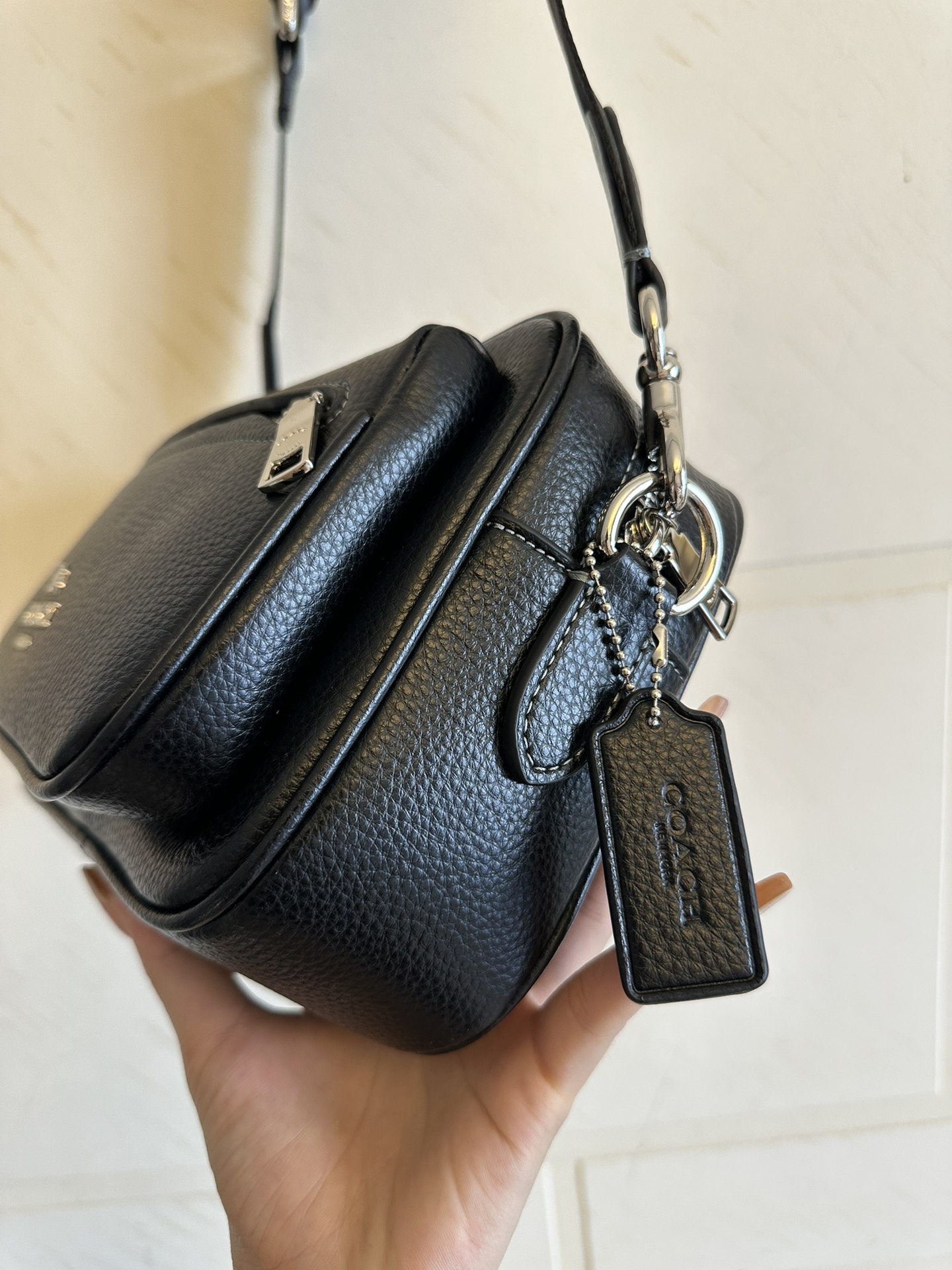 Coach 新款蔻驰 老花男士相机包 纯黑CJ509 黑花CJ510 Elias Crossbody 邮差相机包 肩带可拆卸 可调节 老花logo 简约 不过时 一直是 款 前后都有小口袋 容纳量巨强大 单肩斜挎都非常有型